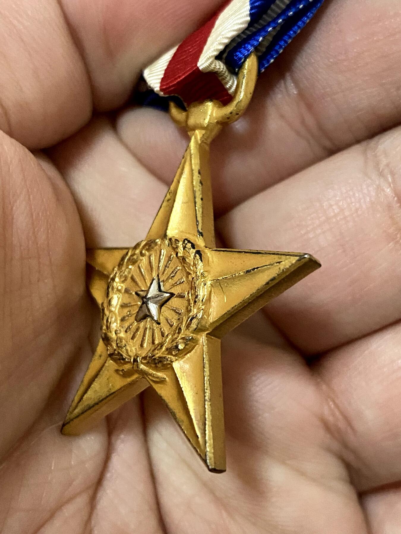 美德苏勋章奖章拍卖 本次各种都有 取消了保留价模式  德因原因只上2-3图 具体的想要的请联系我要完整图。都经过讨论未标明则全部是原品，保真 放心拍。3月4日晚上九点结束在麦稀奇 找不到的加我qq或者微信都是184277308备注苏章拍卖。