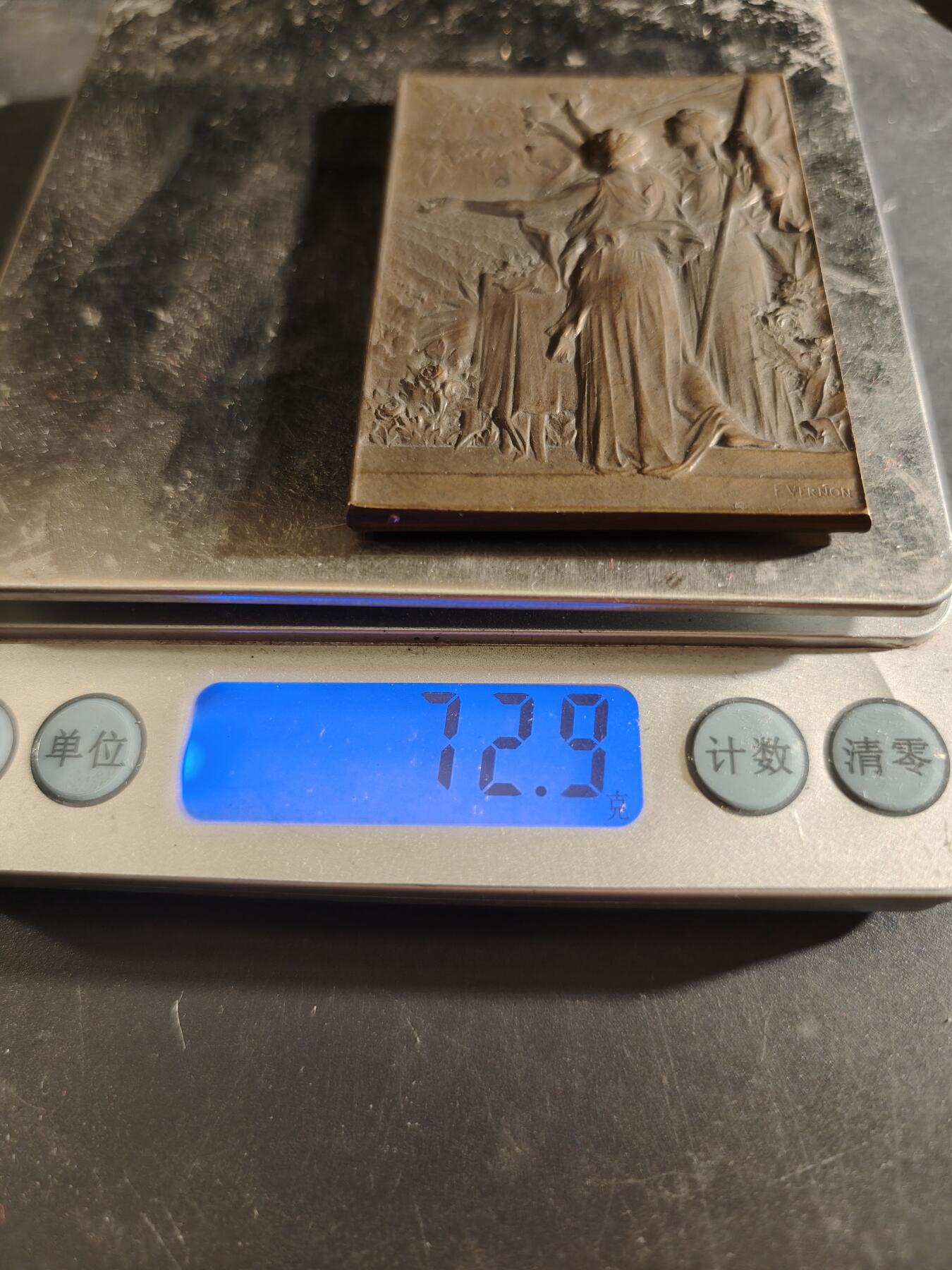 老王徽章第186期 法国1900年巴黎世博会市长宴会方形大铜章    大师维农作品     尺寸65×43mm      重量72.9g