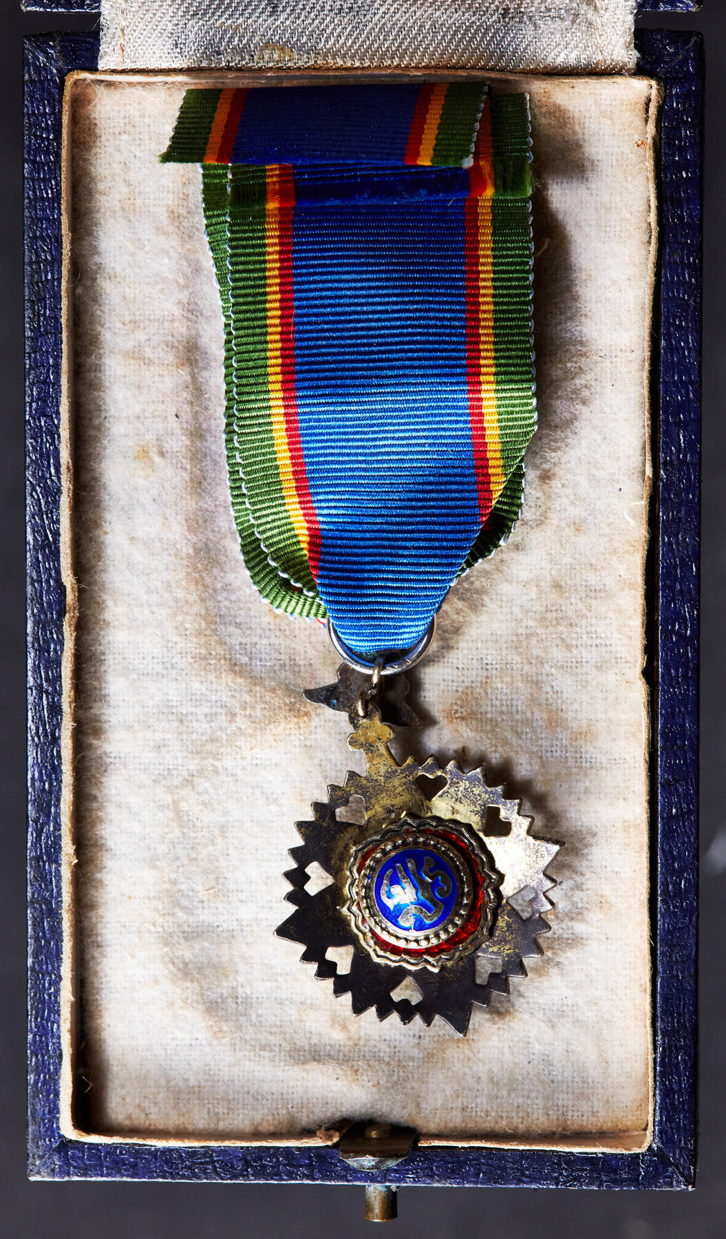 【俄甄集藏】2026年(049)03-18星期三 晚 19:30 全场包邮 泰国军官级王冠勋章，银质珐琅，带原盒，直径：32mm，重量约：16.6克，红色珐琅部分有局部开片