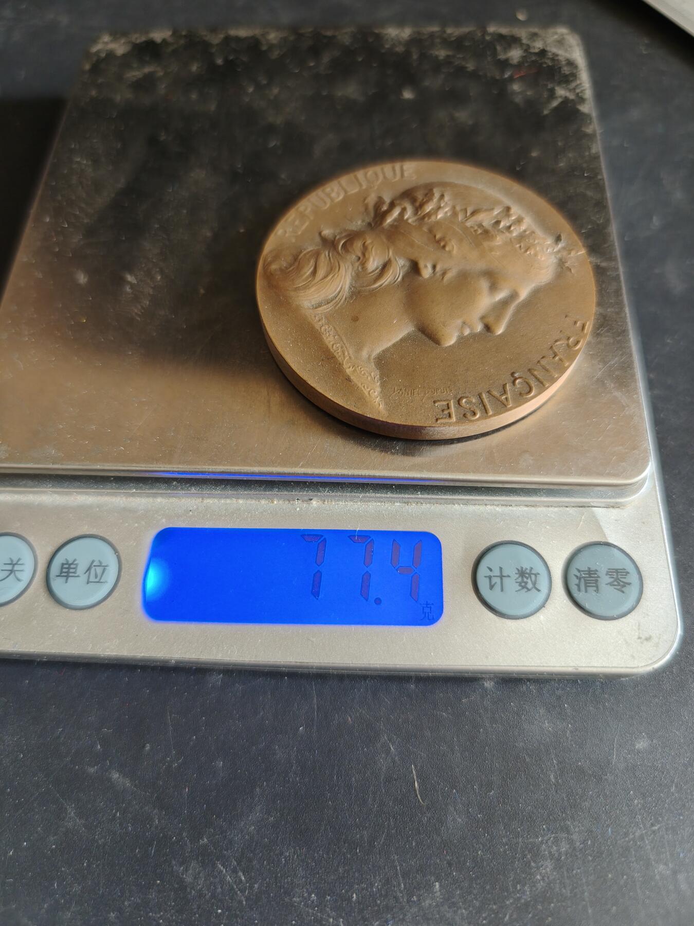 老王徽章第186期 法国参议员赠大铜章    原盒    大师杜布瓦作品    直径50mm    重量77.4g