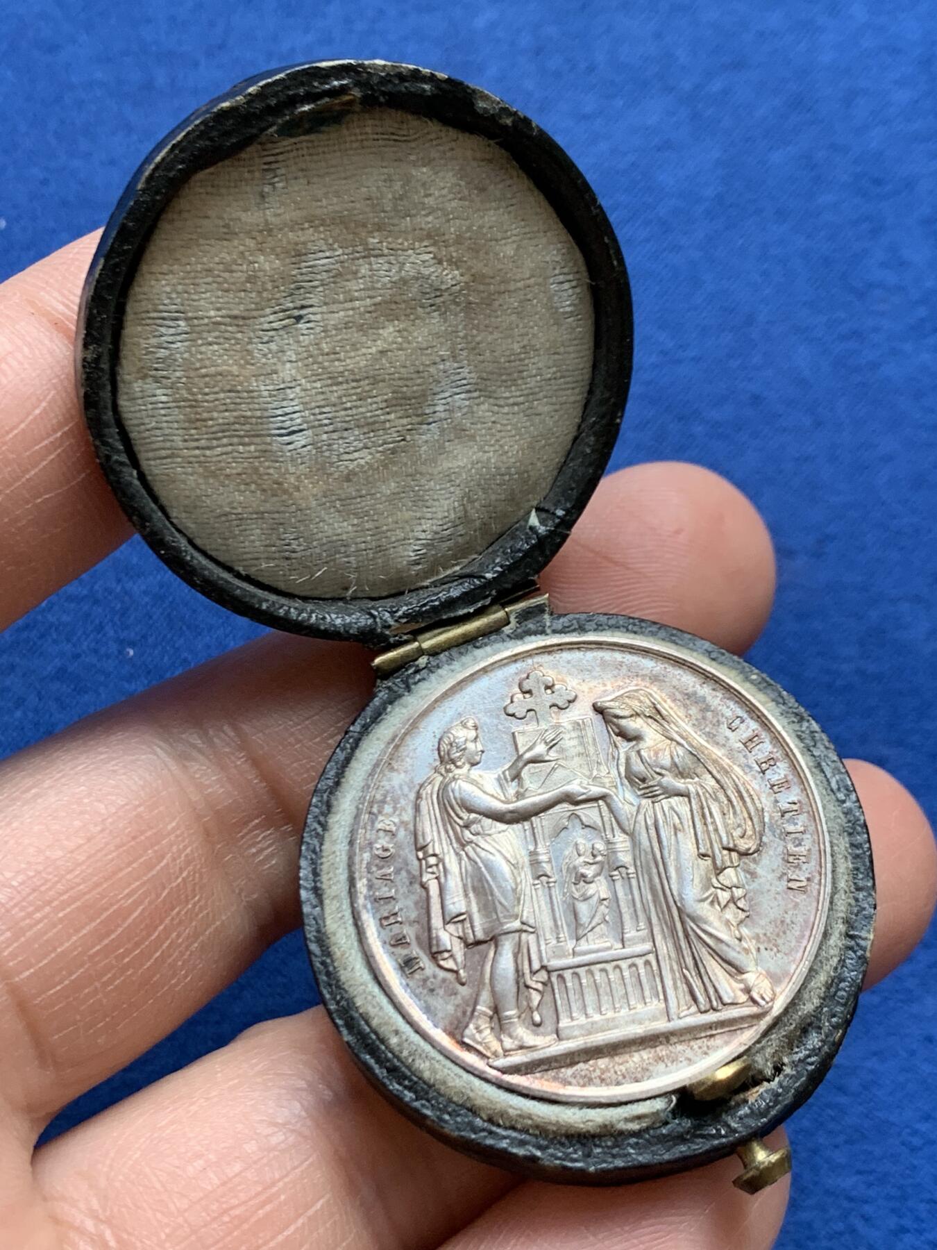 《竞宝斋》第468场 周日，周一 2场连拍 （全场包邮）欢迎送拍 法国婚礼银章 11.85克 30.1mm 背面无刻字 蜜蜂银标 带盒