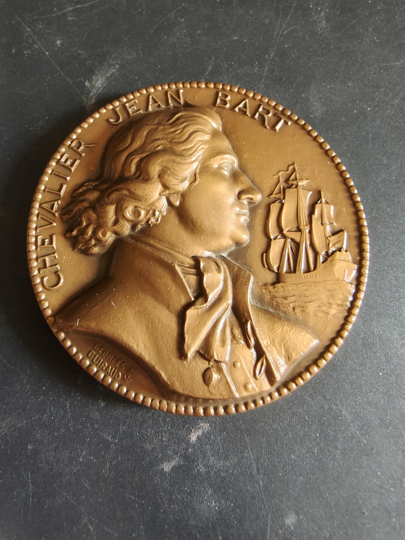 老王徽章第186期 法国战列舰“让·巴尔”号战列舰大铜章     乔治·吉罗作品    正面为法国著名海军将领让·巴尔将军     原盒      直径68mm    重量198.3g     高浮雕