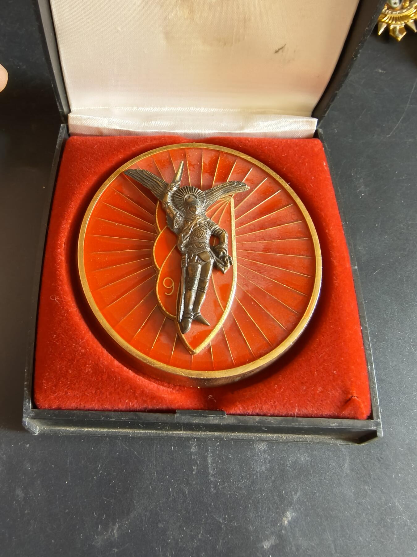 老王徽章第186期 法国第9伞降猎兵团纪念章    原盒    直径68mm    重量132.1g