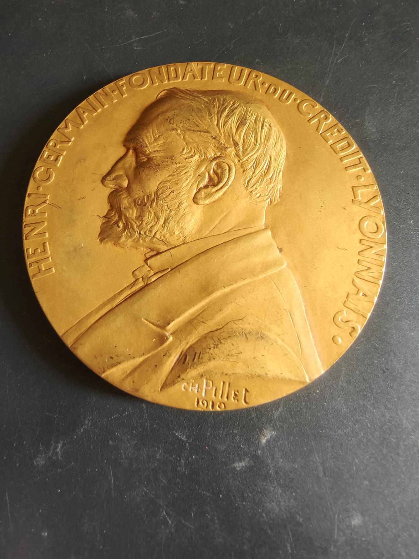 老王徽章第186期 法国里昂信贷银行25年服务镀金大铜章    原盒    大师皮列作品     直径80mm    重量285g