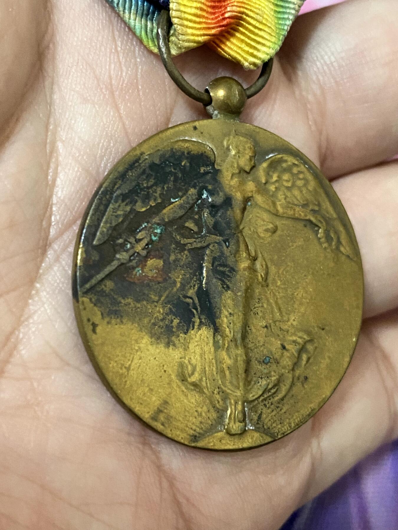 美德苏勋章奖章拍卖 本次各种都有 取消了保留价模式  德因原因只上2-3图 具体的想要的请联系我要完整图。都经过讨论未标明则全部是原品，保真 放心拍。3月4日晚上九点结束在麦稀奇 找不到的加我qq或者微信都是184277308备注苏章拍卖。