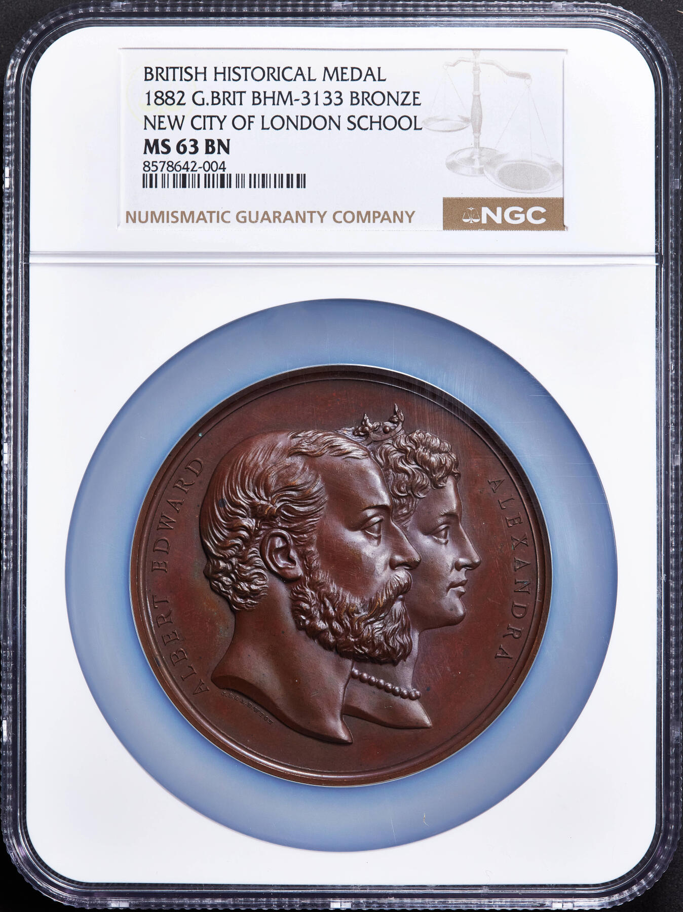 【俄甄集藏】2026年(049)03-18星期三 晚 19:30 全场包邮 英国1882年威尔士亲王（爱德华七世）与王妃亚历山德拉头像纪念伦敦市立学校新校舍落成大铜章，NGC MS63，高浮雕，设计精美，巧克力包浆，直径：75mm