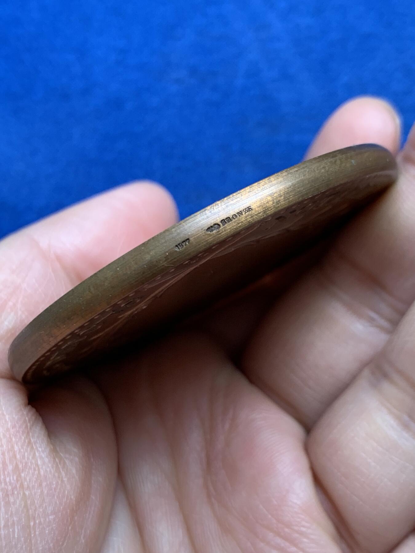 《竞宝斋》第468场 周日，周一 2场连拍 （全场包邮）欢迎送拍 法国国家信托储蓄银行纪念铜章 117克 59.2mm 1977 丰饶角铜标边铭