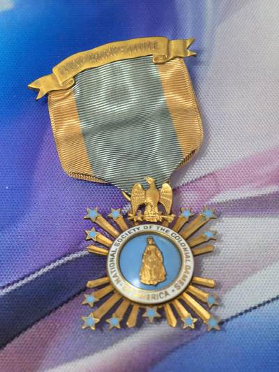 美德苏勋章奖章拍卖 本次各种都有 取消了保留价模式  德因原因只上2-3图 具体的想要的请联系我要完整图。都经过讨论未标明则全部是原品，保真 放心拍。3月4日晚上九点结束在麦稀奇 找不到的加我qq或者微信都是184277308备注苏章拍卖。 - 美国殖民贵妇人全国协会 新罕布什尔州 会员章 14k金 整体17克  背面有得主信息 感兴趣的可以查 肯定是知名人物 编号 1920年颁发 有14K金标识 制造商BB&B 专门制作高品质政府章 非常稀有 不是后期镀金版本