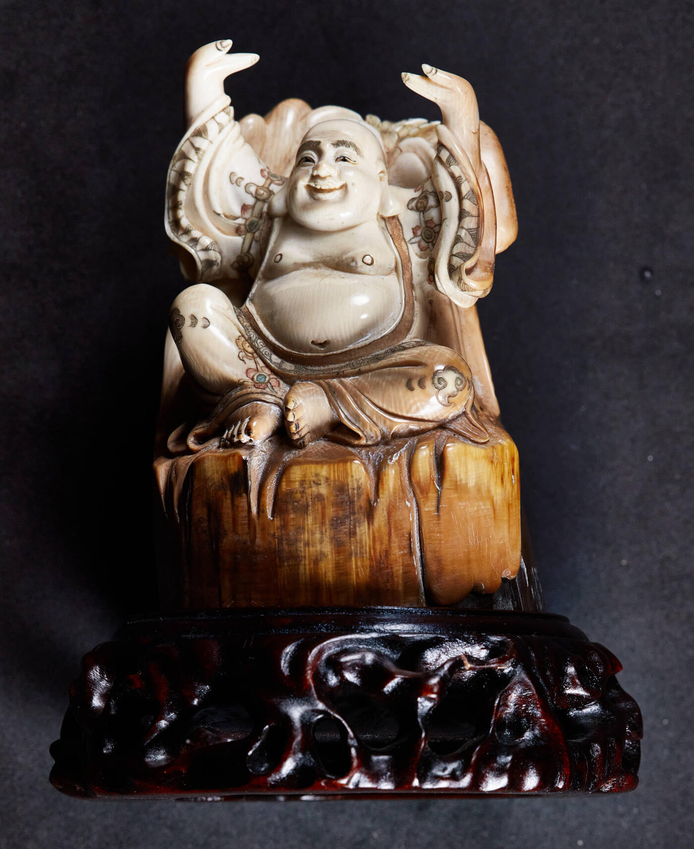 【俄甄集藏】2026年(049)03-18星期三 晚 19:30 全场包邮 日本大正时期古董彩绘白色珍贵材料弥勒佛摆件，高：90mm，宽：60mm，重量：299.5克，赠送木质底座与锦盒