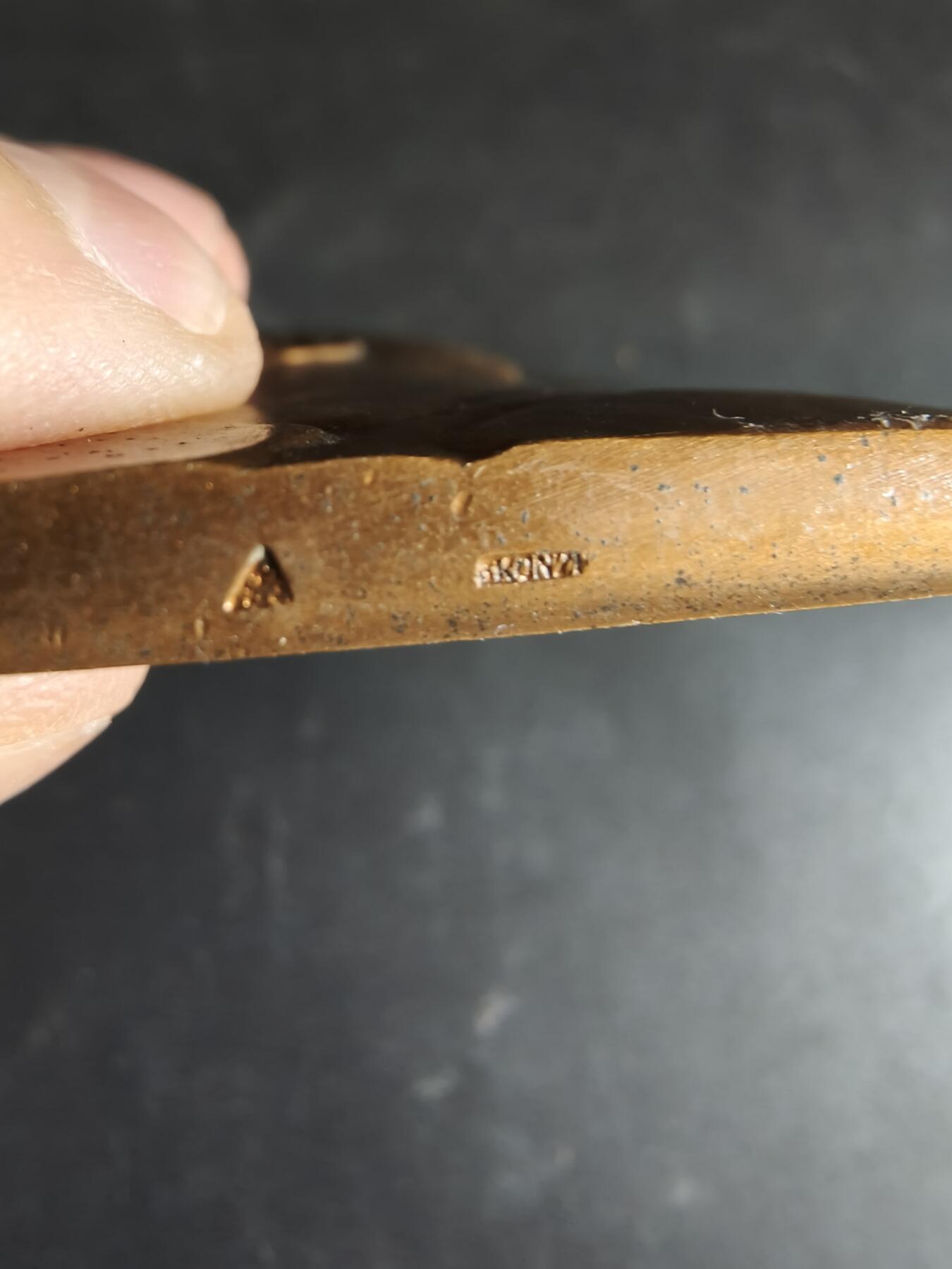 老王徽章第186期 法国口腔医学发展五十周年方形大铜章     大师维农作品     尺寸72×53mm     重量163.9g