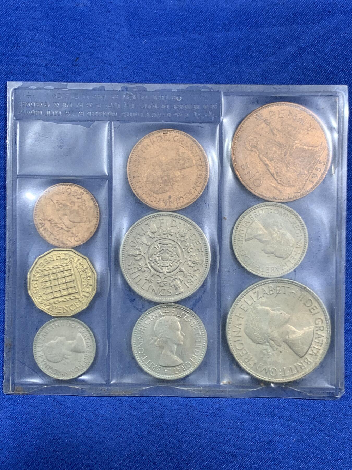 《竞宝斋》第468场 周日，周一 2场连拍 （全场包邮）欢迎送拍 两套一组 英国1983年套币册 新1镑发行首年 精美纹章盾徽漂亮 1/2便士的最后几年 册证齐全 ，外加维多利亚一组。