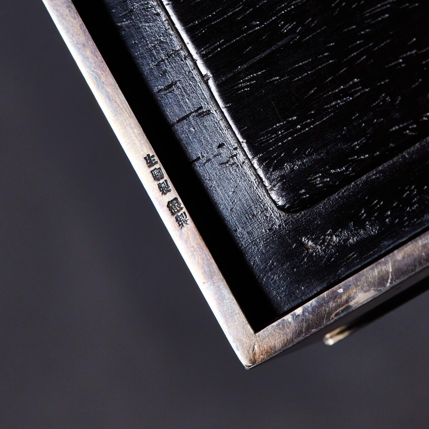 【俄甄集藏】2026年(049)03-18星期三 晚 19:30 全场包邮 日本大正时期奈良生駒製古董银质烟具一套，火柴壳长：57mm，宽：38mm，厚：20mm；烟灰缸长：97mm，宽：73mm，高：40mm；烟丝盒长：135mm，宽：98mm，高：40mm；置物盒长：72mm，宽：50mm，高：15mm，总重量：509.5克，925银