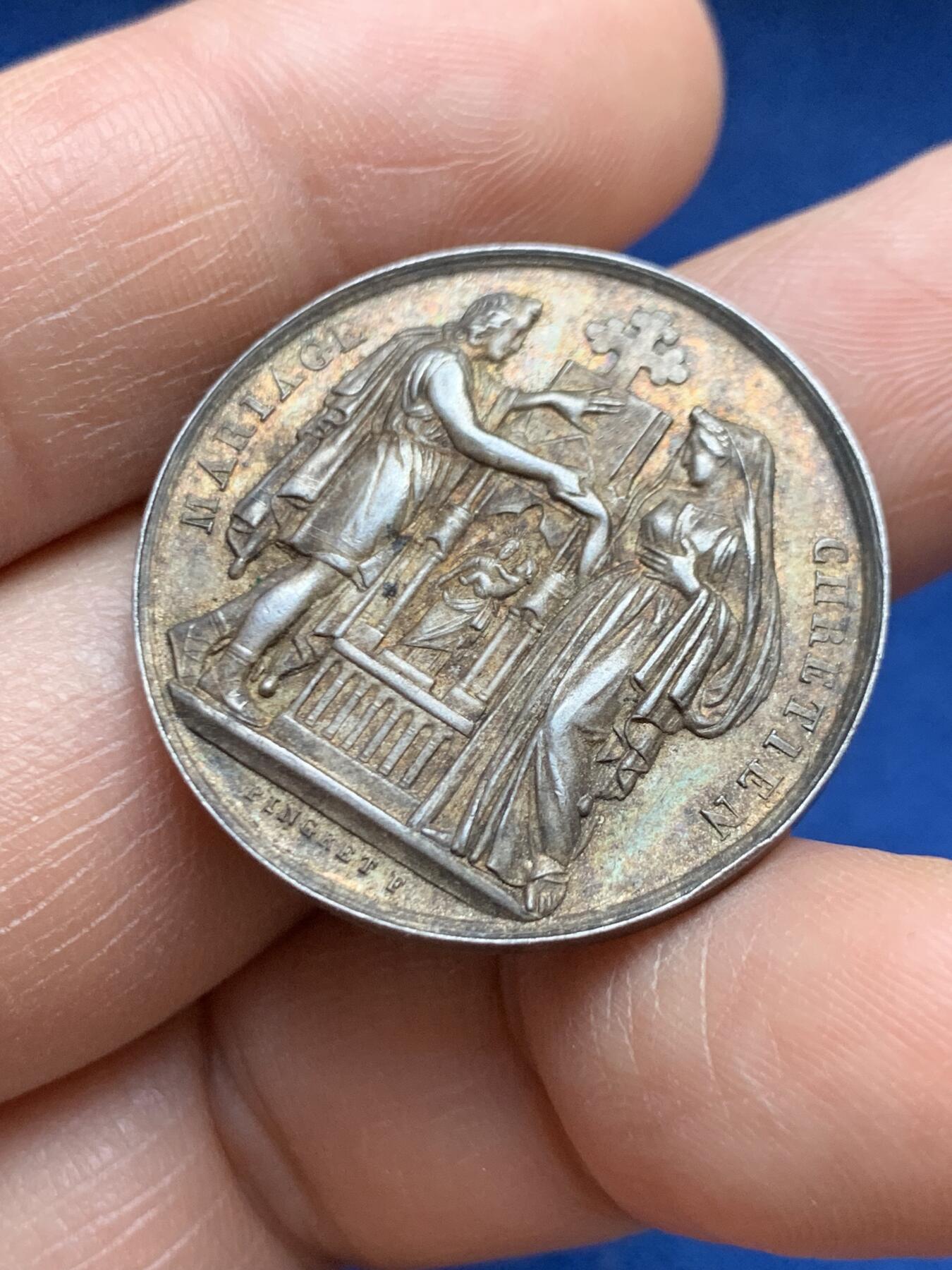 《竞宝斋》第468场 周日，周一 2场连拍 （全场包邮）欢迎送拍 法国19世纪结婚纪念银章，手指AR边铭（1845-1860）950银，29.9mm，11.8克