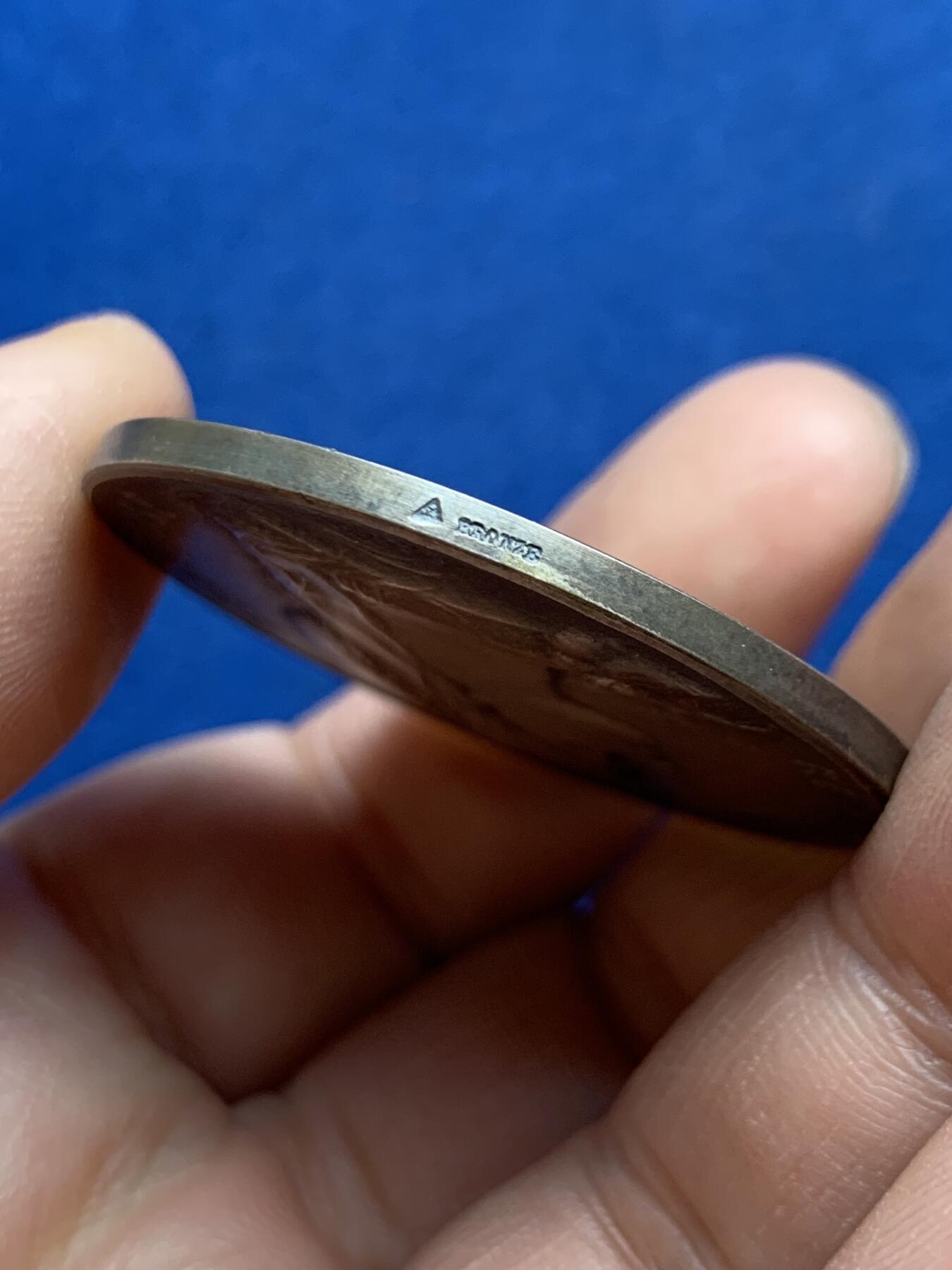 《竞宝斋》第468场 周日，周一 2场连拍 （全场包邮）欢迎送拍 罗蒂作品 法国科技促进会镀银铜章 31.7克 41.5mm 三角铜标 带盒