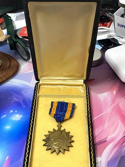 美德苏勋章奖章拍卖 本次各种都有 取消了保留价模式  德因原因只上2-3图 具体的想要的请联系我要完整图。都经过讨论未标明则全部是原品，保真 放心拍。3月4日晚上九点结束在麦稀奇 找不到的加我qq或者微信都是184277308备注苏章拍卖。 - 美国航空奖章（Air Medal）带原盒 二战后期或战后版本 46-60年 也是比较早期的版本