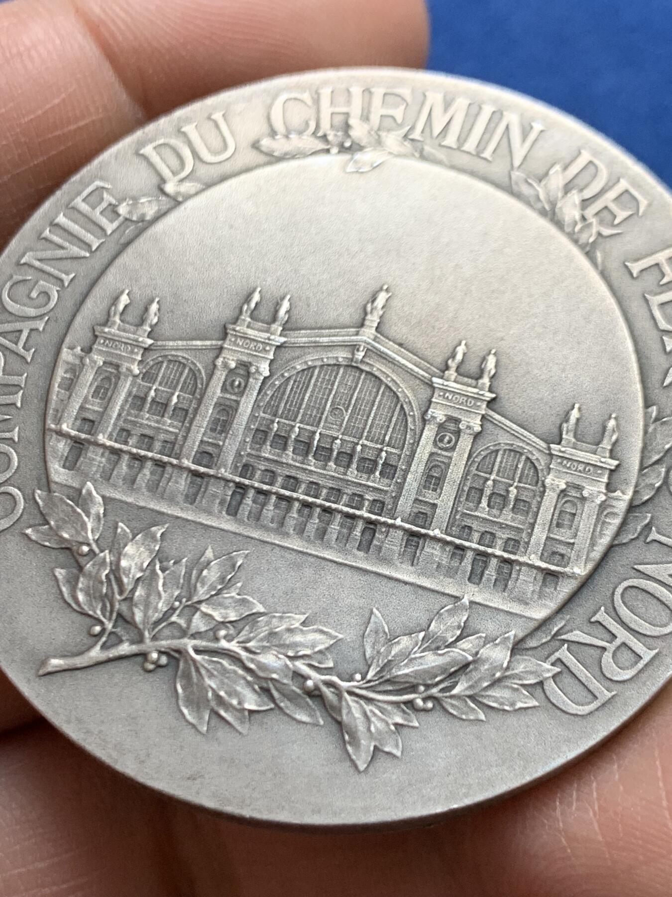 《竞宝斋》第468场 周日，周一 2场连拍 （全场包邮）欢迎送拍 法国北方铁路公司大银章 62克 49.6mm 丰饶角2银标 带盒