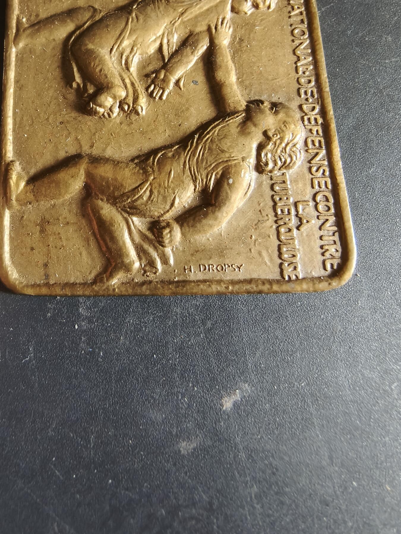 老王徽章第186期 法国对抗结核病委员会方形大铜章     原盒     尺寸55×43mm    重量65.2g