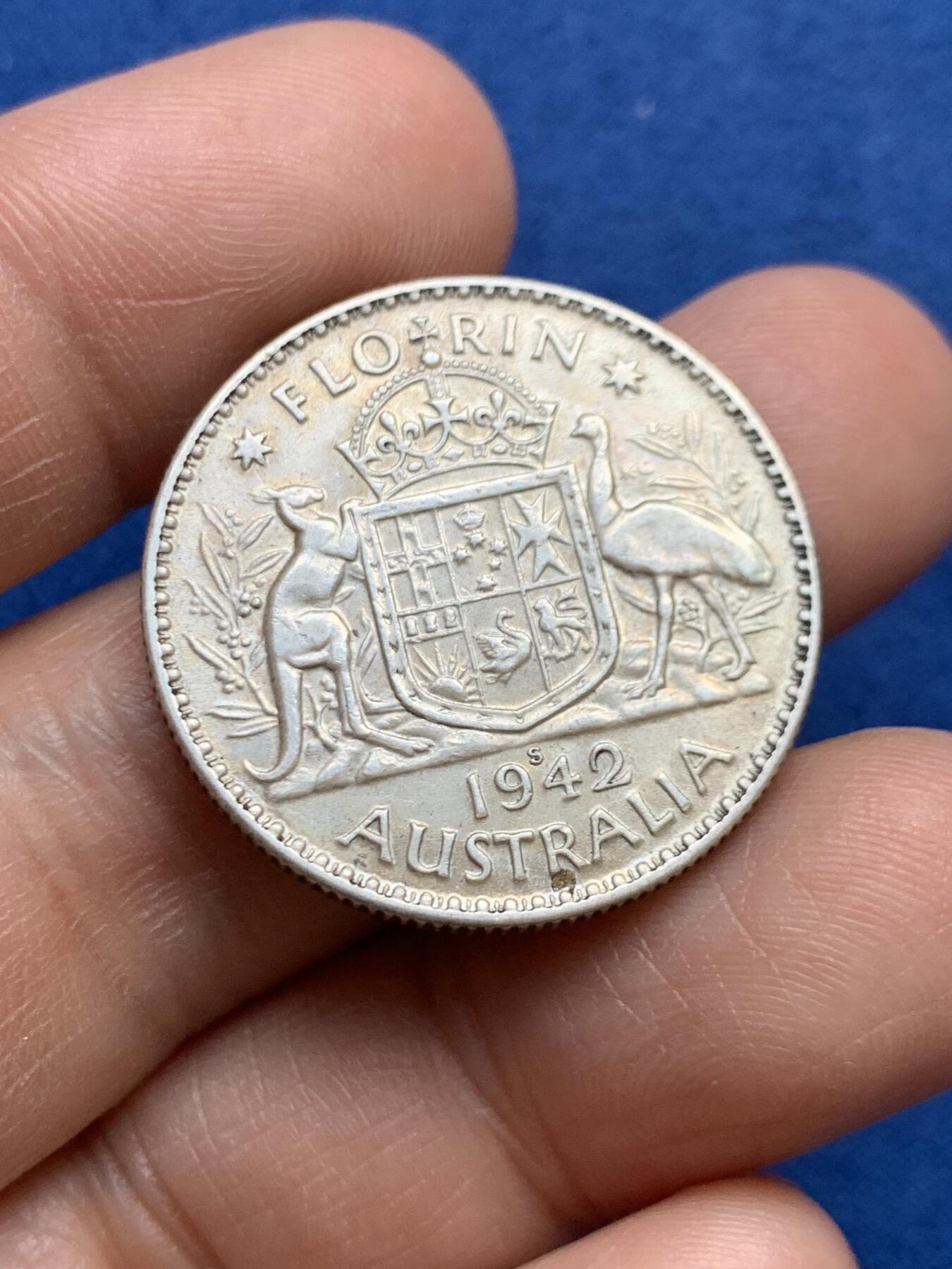 《竞宝斋》第468场 周日，周一 2场连拍 （全场包邮）欢迎送拍 两枚一组 澳大利亚1942年1福林银币 + 南非1940年乔六3便士银币 总重12.65克