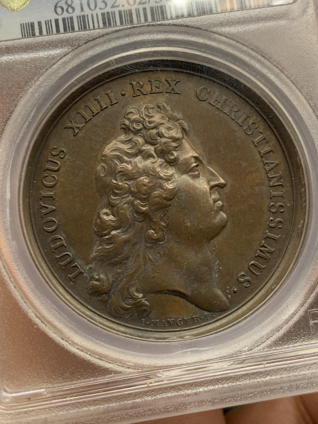 《竞宝斋》第468场 周日，周一 2场连拍 （全场包邮）欢迎送拍 PCGS MS62BN 法国路易十四“遗产战争胜利”经典战役纪念铜章，彩色包浆，背面为骑马征战图案，“以骑兵击溃敌军”铭文，唯一冠军分，加厚盒