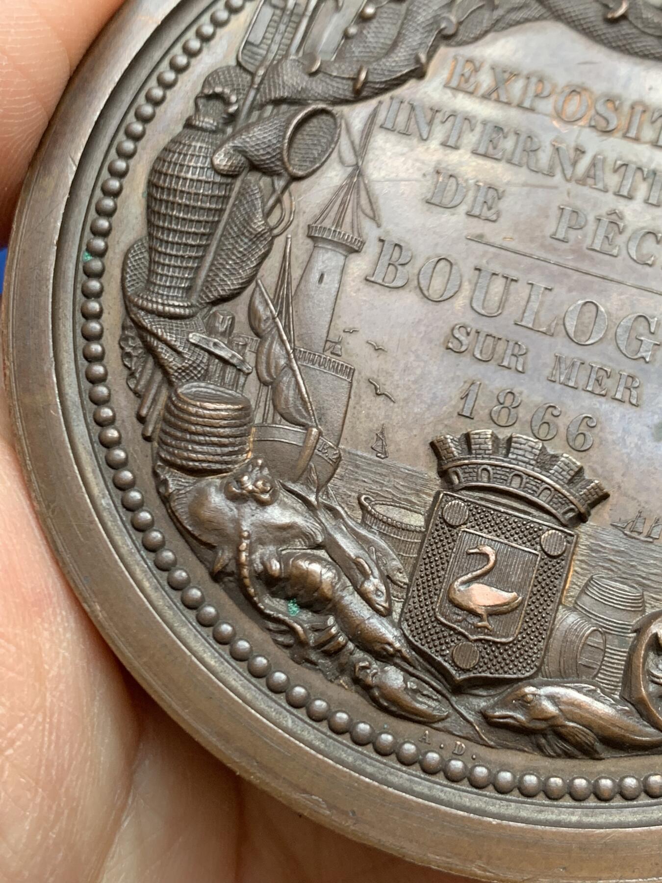 《竞宝斋》第468场 周日，周一 2场连拍 （全场包邮）欢迎送拍 1866年法兰西第二帝国滨海布洛涅国际渔业博览会纪念大铜章 254.1克 81mm 蜜蜂铜 原铸章 作者阿尔菲·杜布瓦，此枚以渔业为主题的奖章极为罕见。高品好细节，双面超高浮雕。