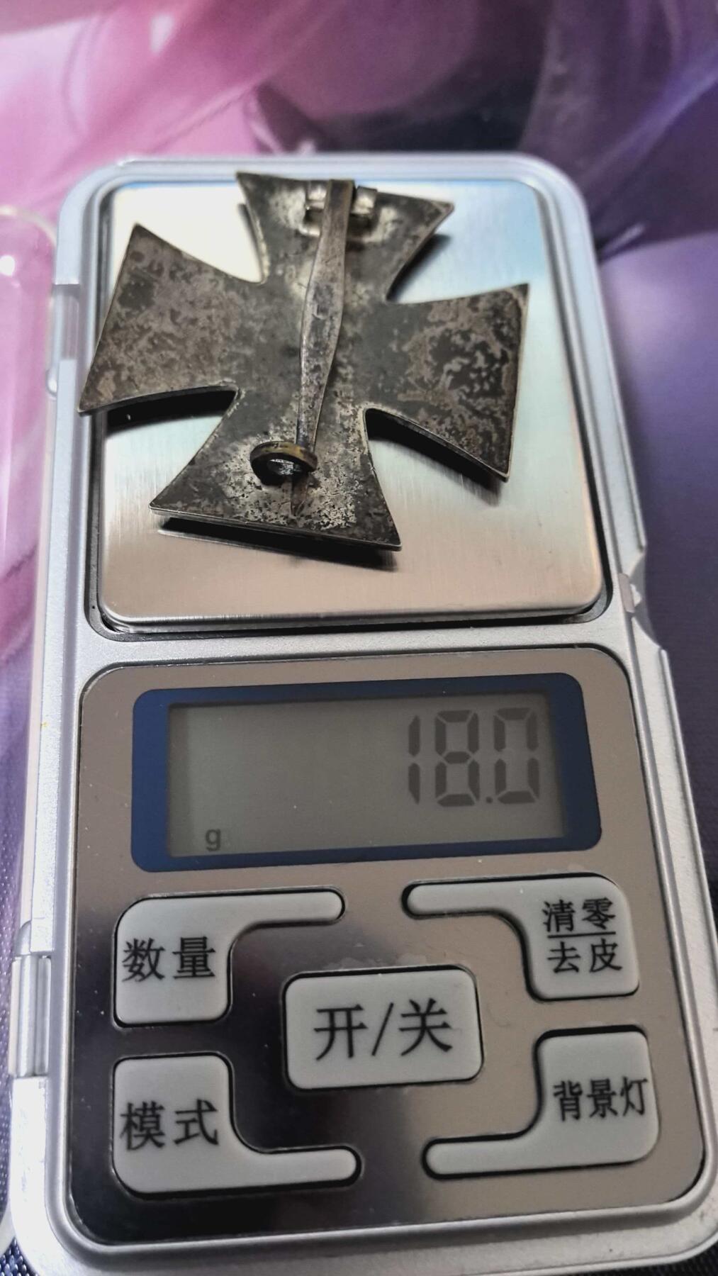 美德苏勋章奖章拍卖 本次各种都有 取消了保留价模式  德因原因只上2-3图 具体的想要的请联系我要完整图。都经过讨论未标明则全部是原品，保真 放心拍。3月4日晚上九点结束在麦稀奇 找不到的加我qq或者微信都是184277308备注苏章拍卖。 珍爱和平 德三一级铁十字ww2 ek1 带原盒漆面疑似从新修复过，有些许脱落 杆中央有厂标 清晰可见 版本很好  详细图标记图请加微要 实物实拍，所见即所得，售出非真假问题不退不换