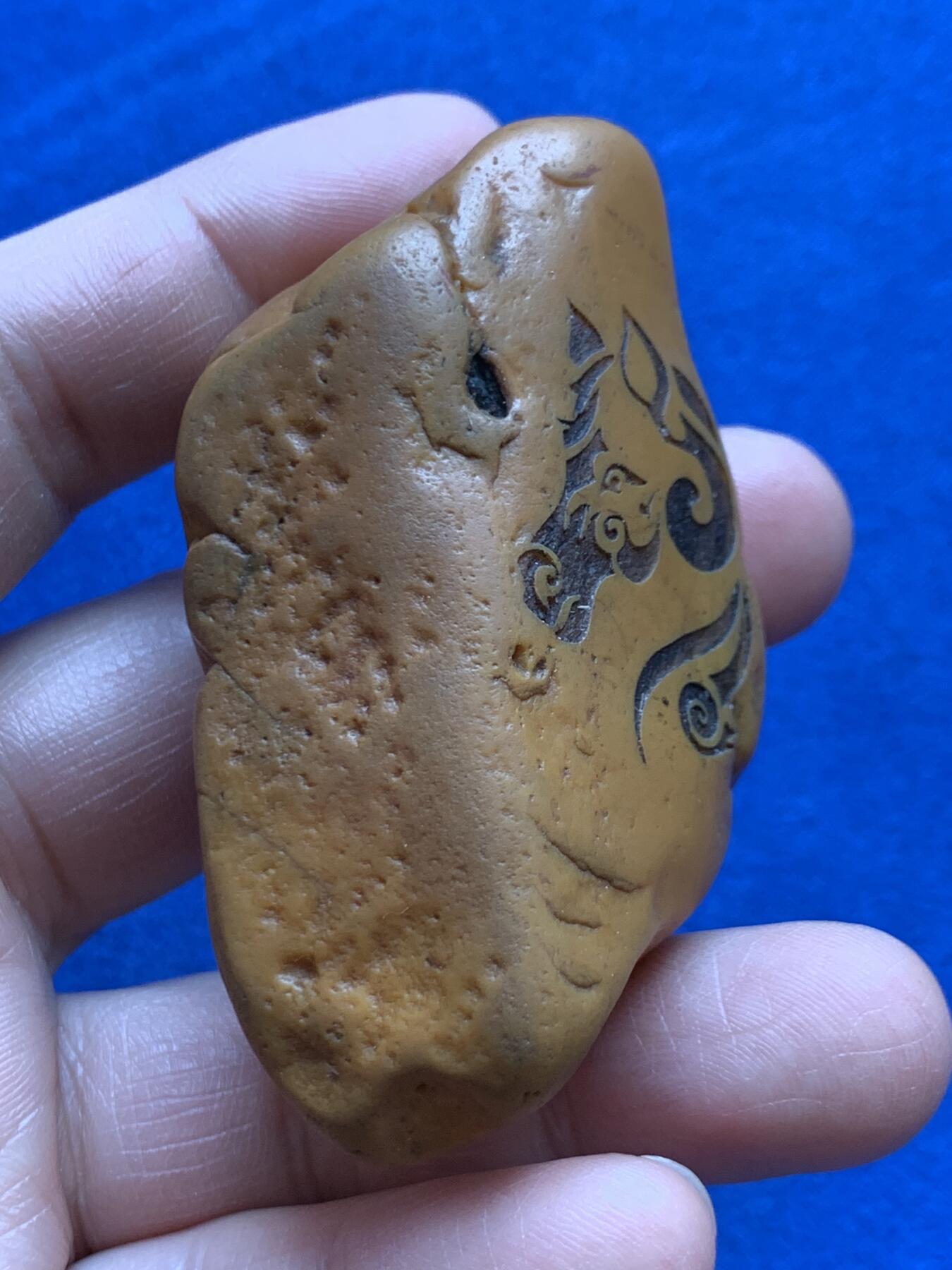 《竞宝斋》第468场 周日，周一 2场连拍 （全场包邮）欢迎送拍 黄蜡石石雕·复古马头印 手把件，原石质地、油性、玉化都很好，太阳光下，内部玉化的肉色可见，重87.9克