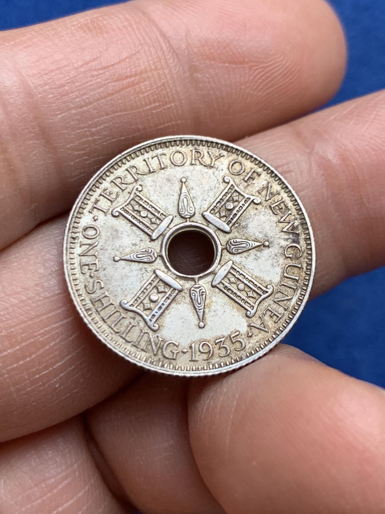 《竞宝斋》第468场 周日，周一 2场连拍 （全场包邮）欢迎送拍 英属新几内亚1935年1先令银币，925银，5.38克，包浆状态不错