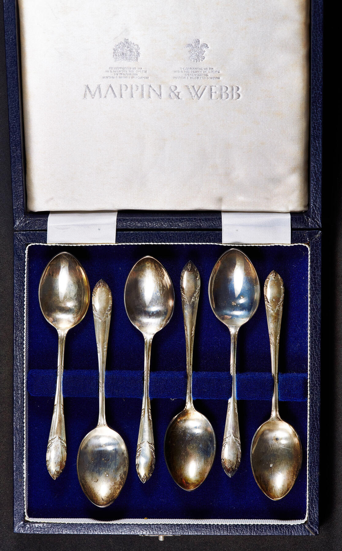 【俄甄集藏】2026年(049)03-18星期三 晚 19:30 全场包邮 英国伦敦1970年Mappin & Webb（马平&韦伯）顶级珠宝制造商（劳力士手表特许经销商）出品，银质古董汤勺6支一套，原盒，单体长：125mm，宽：28mm，重量：143克
