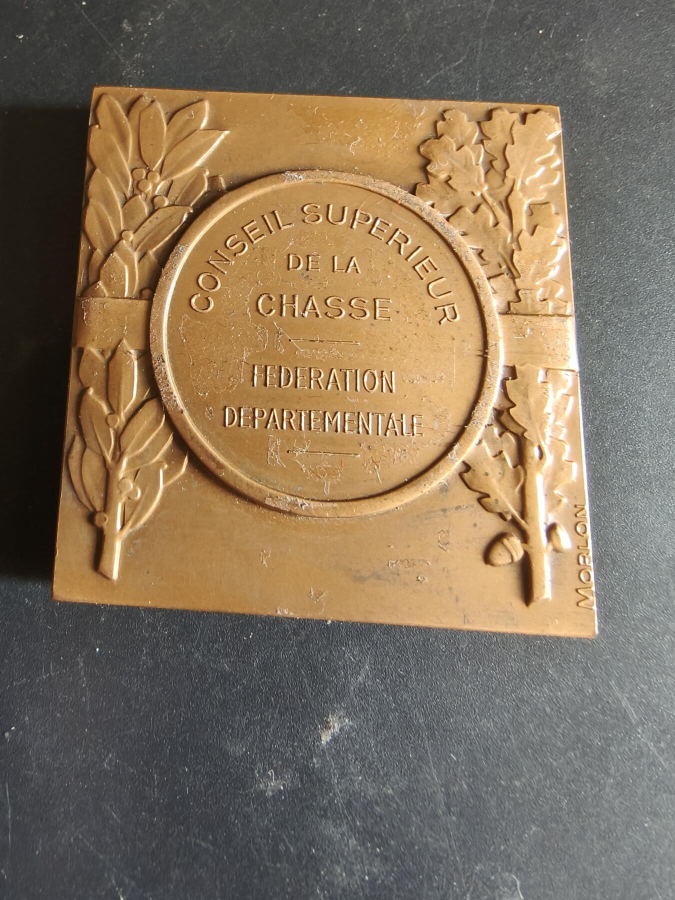 老王徽章第186期 法国省级高级狩猎联合会方形大铜章     大师莫隆与Clemenich联合创作     尺寸50×52mm     重量96.6g