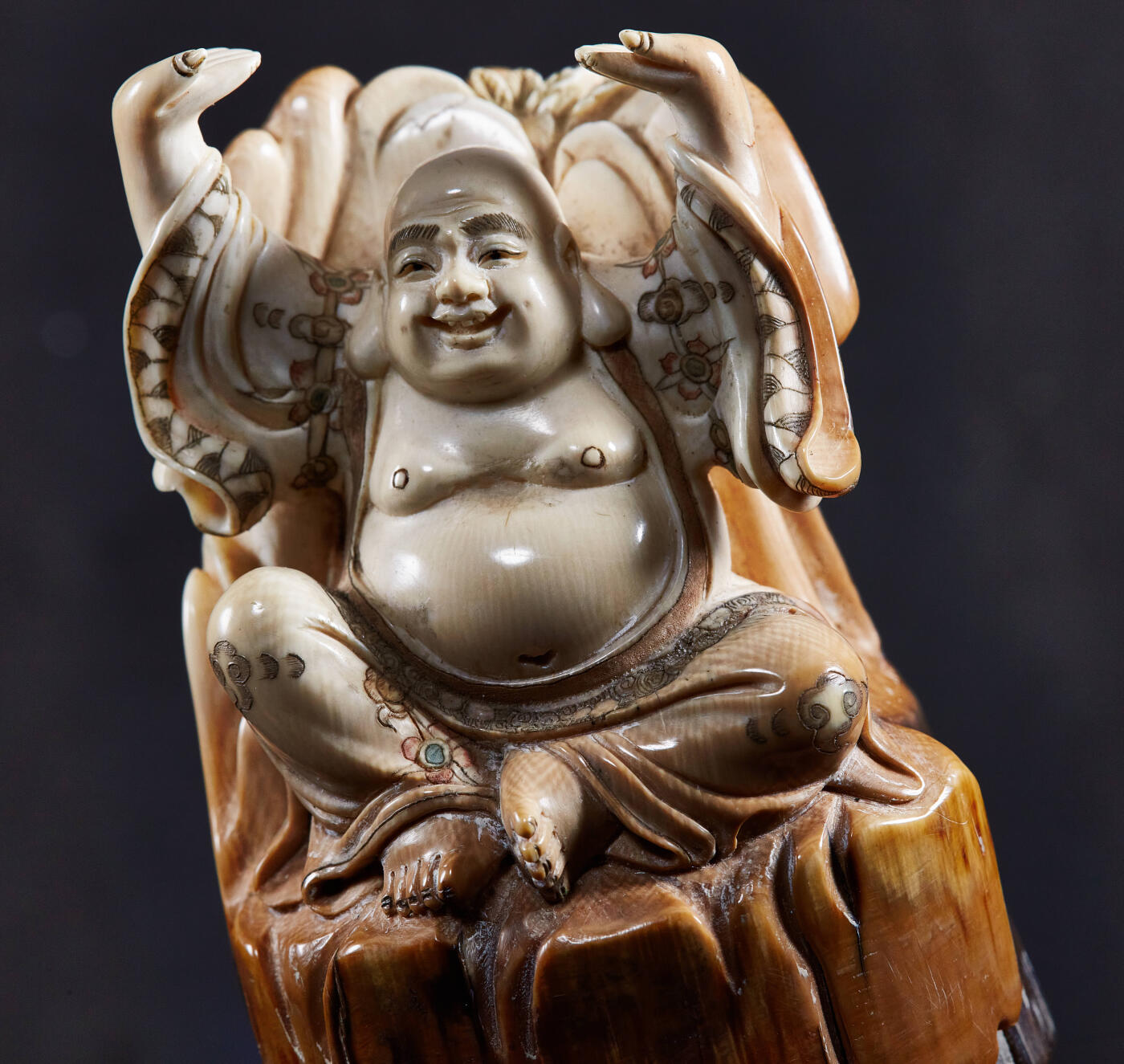 【俄甄集藏】2026年(049)03-18星期三 晚 19:30 全场包邮 日本大正时期古董彩绘白色珍贵材料弥勒佛摆件，高：90mm，宽：60mm，重量：299.5克，赠送木质底座与锦盒