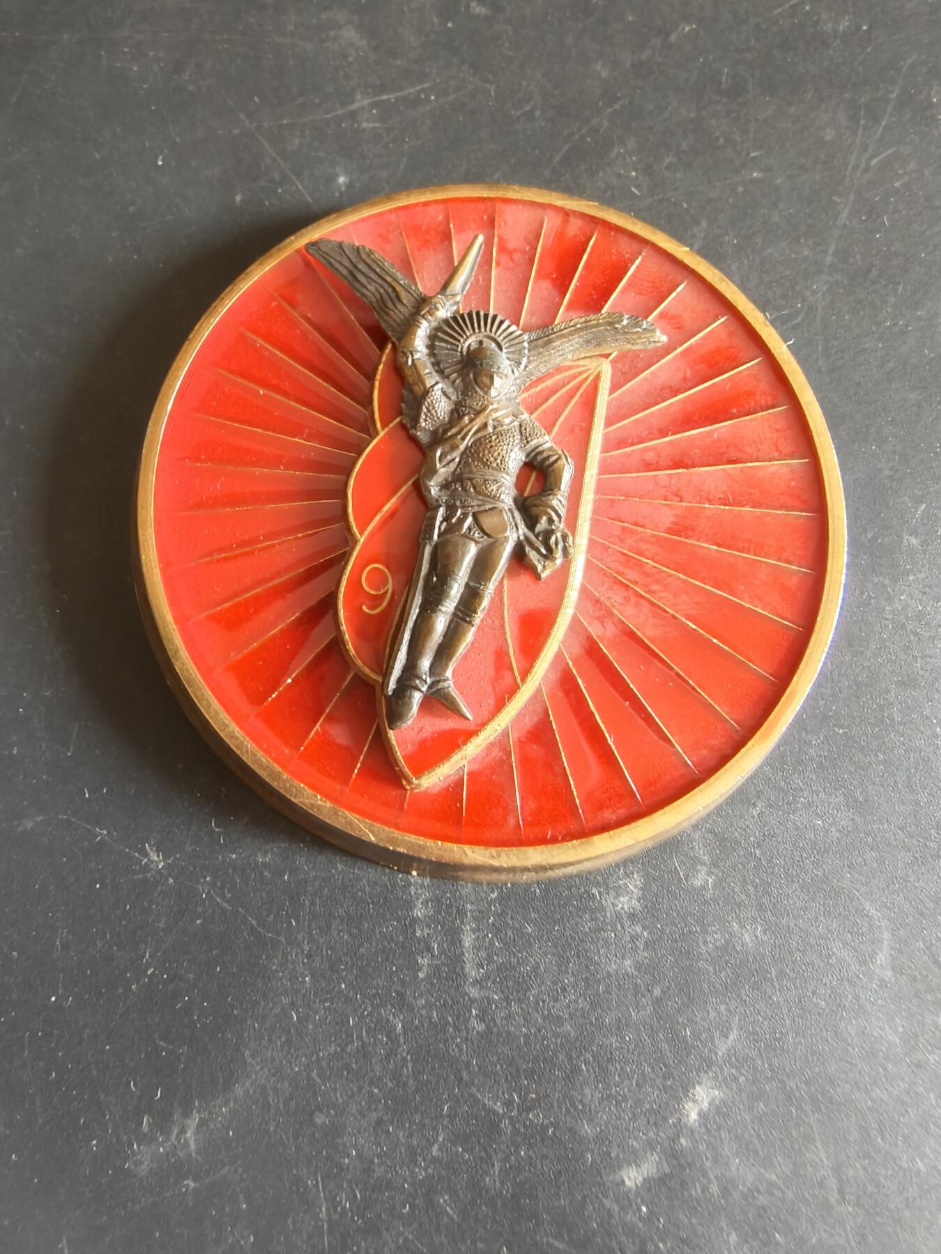 老王徽章第186期 法国第9伞降猎兵团纪念章    原盒    直径68mm    重量132.1g