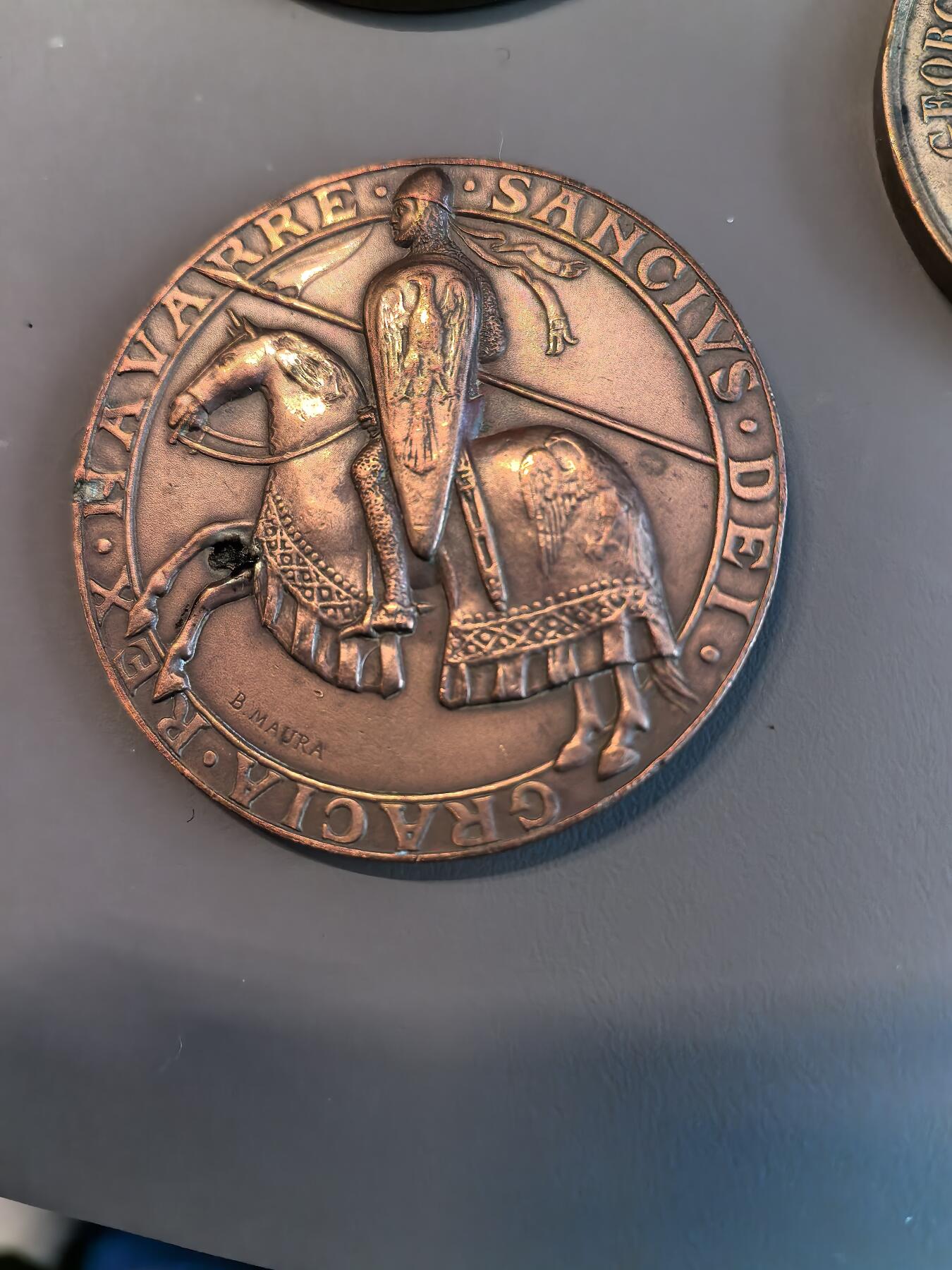 欧洲微章、铜章、银章和银币第三场 西班牙“拉斯纳瓦斯德托洛萨战役七百周年纪念章”由著名雕刻家巴托洛梅·毛拉（Bartolomé Maura y Montaner）于1912年设计。