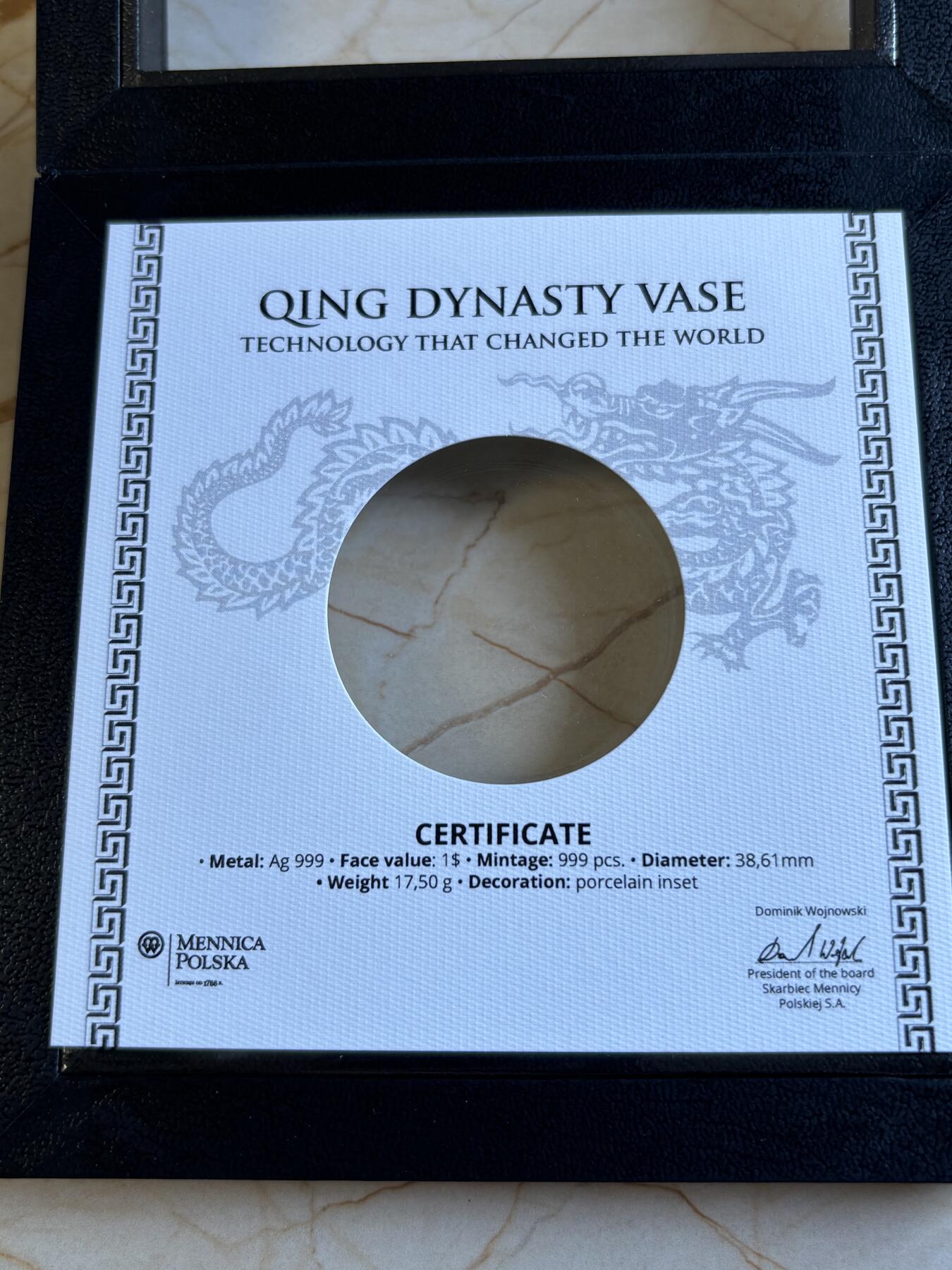 第193期拍卖 获奖币纽埃2016年镶嵌清代乾隆微型花瓶精制纪念银币，999银，17.5克，发行999枚