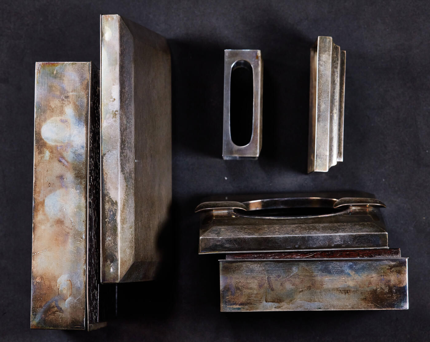 【俄甄集藏】2026年(049)03-18星期三 晚 19:30 全场包邮 日本大正时期奈良生駒製古董银质烟具一套，火柴壳长：57mm，宽：38mm，厚：20mm；烟灰缸长：97mm，宽：73mm，高：40mm；烟丝盒长：135mm，宽：98mm，高：40mm；置物盒长：72mm，宽：50mm，高：15mm，总重量：509.5克，925银