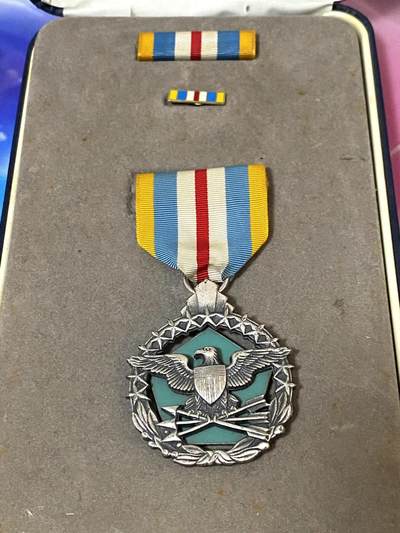 美德苏勋章奖章拍卖 本次各种都有 取消了保留价模式  德因原因只上2-3图 具体的想要的请联系我要完整图。都经过讨论未标明则全部是原品，保真 放心拍。3月4日晚上九点结束在麦稀奇 找不到的加我qq或者微信都是184277308备注苏章拍卖。 - 美国国防部优异服役勋章 配件齐全（Defense Superior Service Medal, DSSM）带原盒 非常稀有 为早期银质 