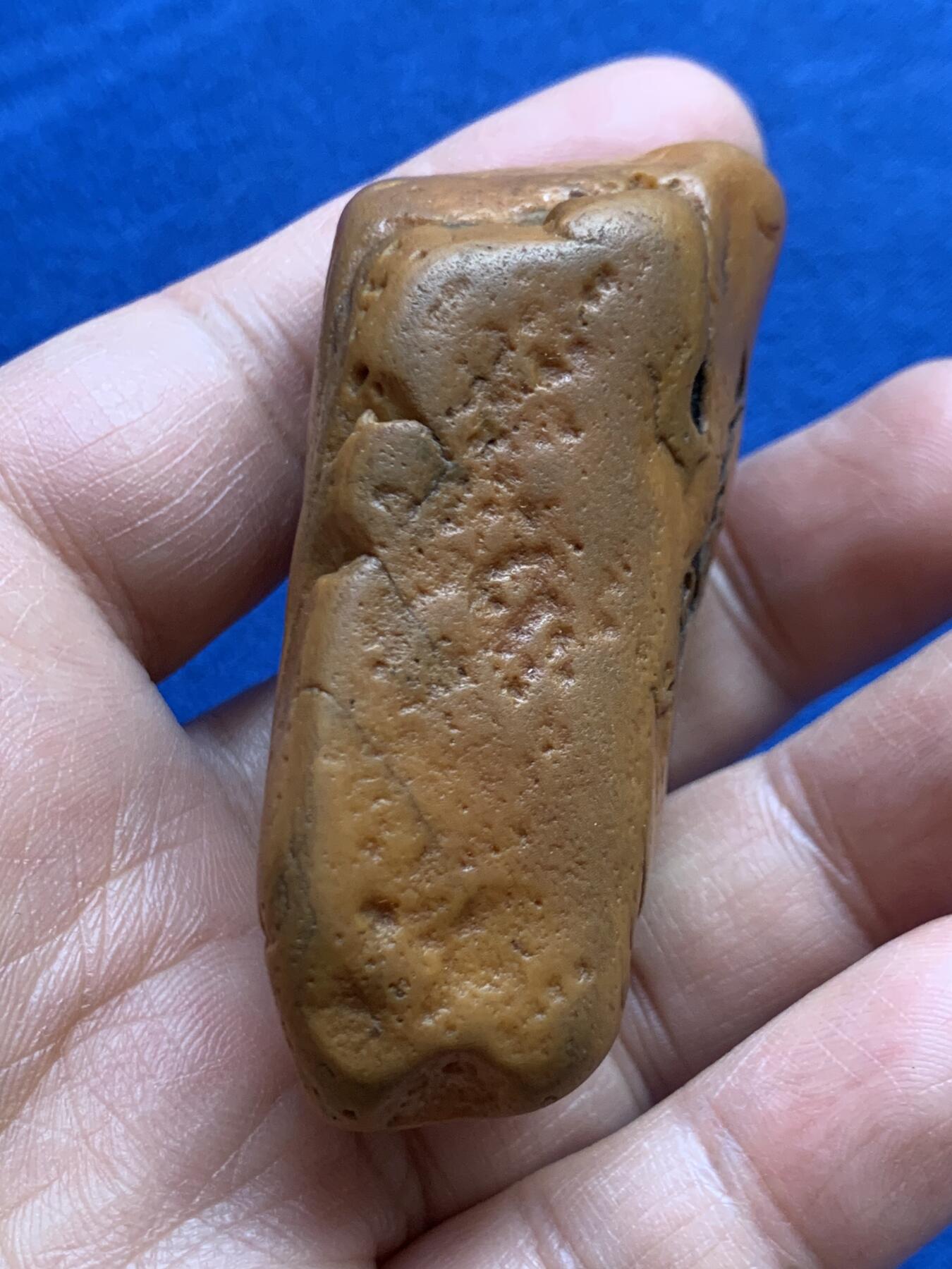 《竞宝斋》第468场 周日，周一 2场连拍 （全场包邮）欢迎送拍 黄蜡石石雕·复古马头印 手把件，原石质地、油性、玉化都很好，太阳光下，内部玉化的肉色可见，重87.9克