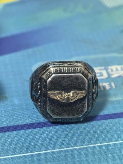 美德苏勋章奖章拍卖 本次各种都有 取消了保留价模式  德因原因只上2-3图 具体的想要的请联系我要完整图。都经过讨论未标明则全部是原品，保真 放心拍。3月4日晚上九点结束在麦稀奇 找不到的加我qq或者微信都是184277308备注苏章拍卖。 - 美国二战时期陆军航空军 飞行员主题 纯银戒指  带缩小金翼 应该是10k 资料说1-3克 厂商H&H制作 非常少见 戒指内有厂商和纯银标识