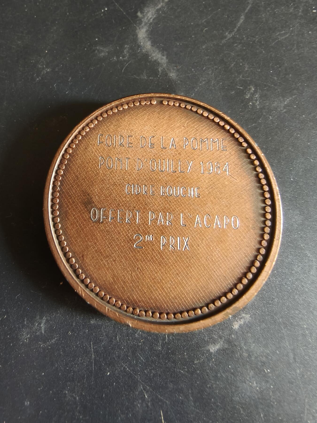 老王徽章第186期 法国诺曼底地区蓬杜伊镇纪念章    原盒     正面为“萨莫色雷斯尼克的胜利女神”     直径50mm    重量60.7g