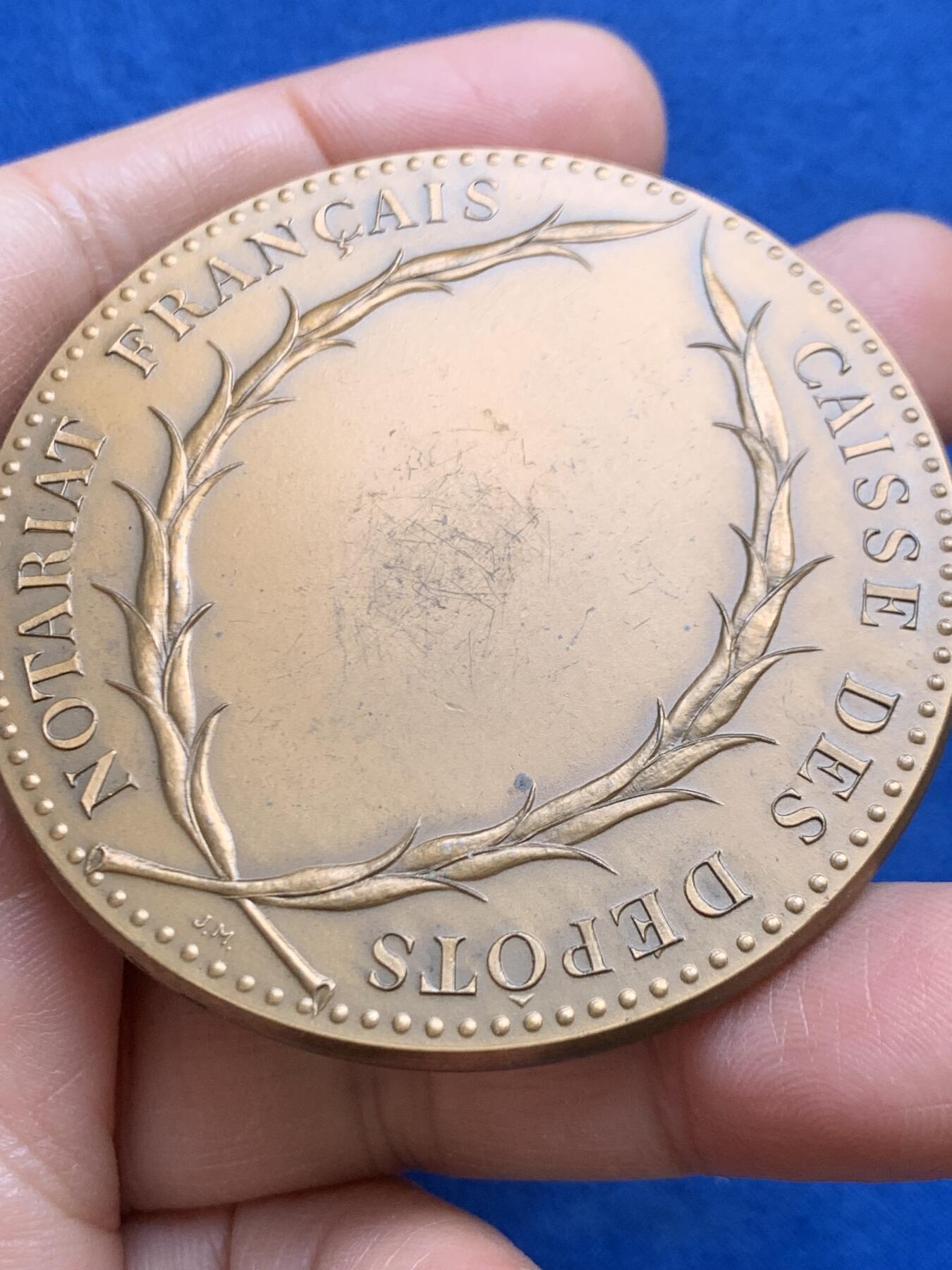 《竞宝斋》第468场 周日，周一 2场连拍 （全场包邮）欢迎送拍 法国国家信托储蓄银行纪念铜章 117克 59.2mm 1977 丰饶角铜标边铭