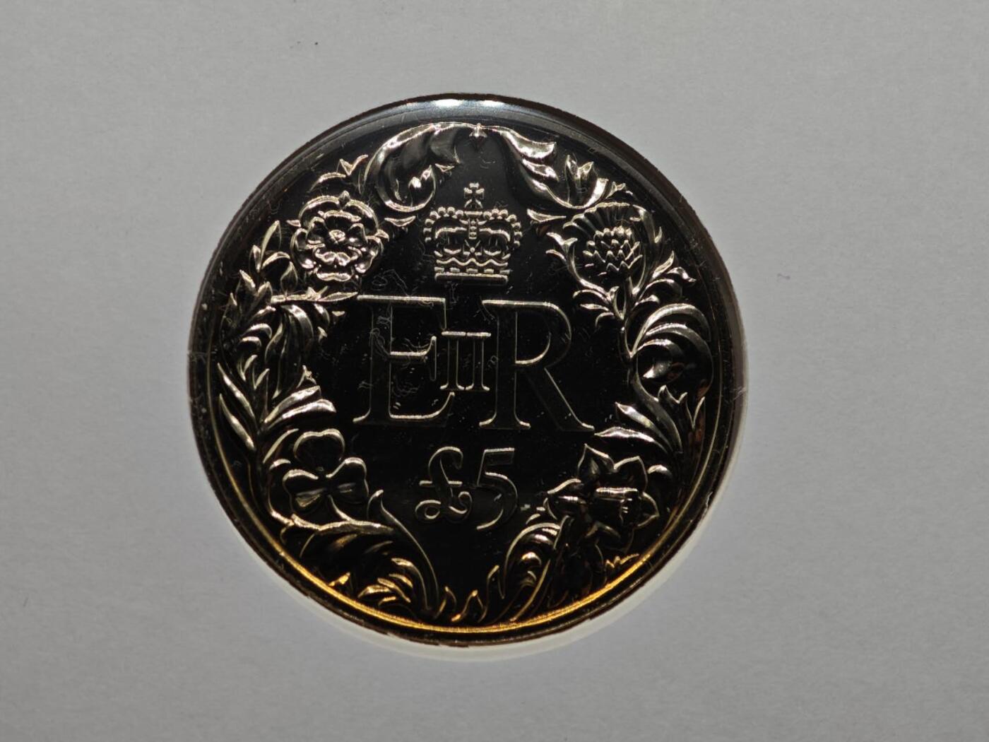  【淘币小摊】限时拍第八百七十八拍   克朗币邮币封场    每周一统一发货 根西2002年女王大婚钻禧5镑纪念币邮币封