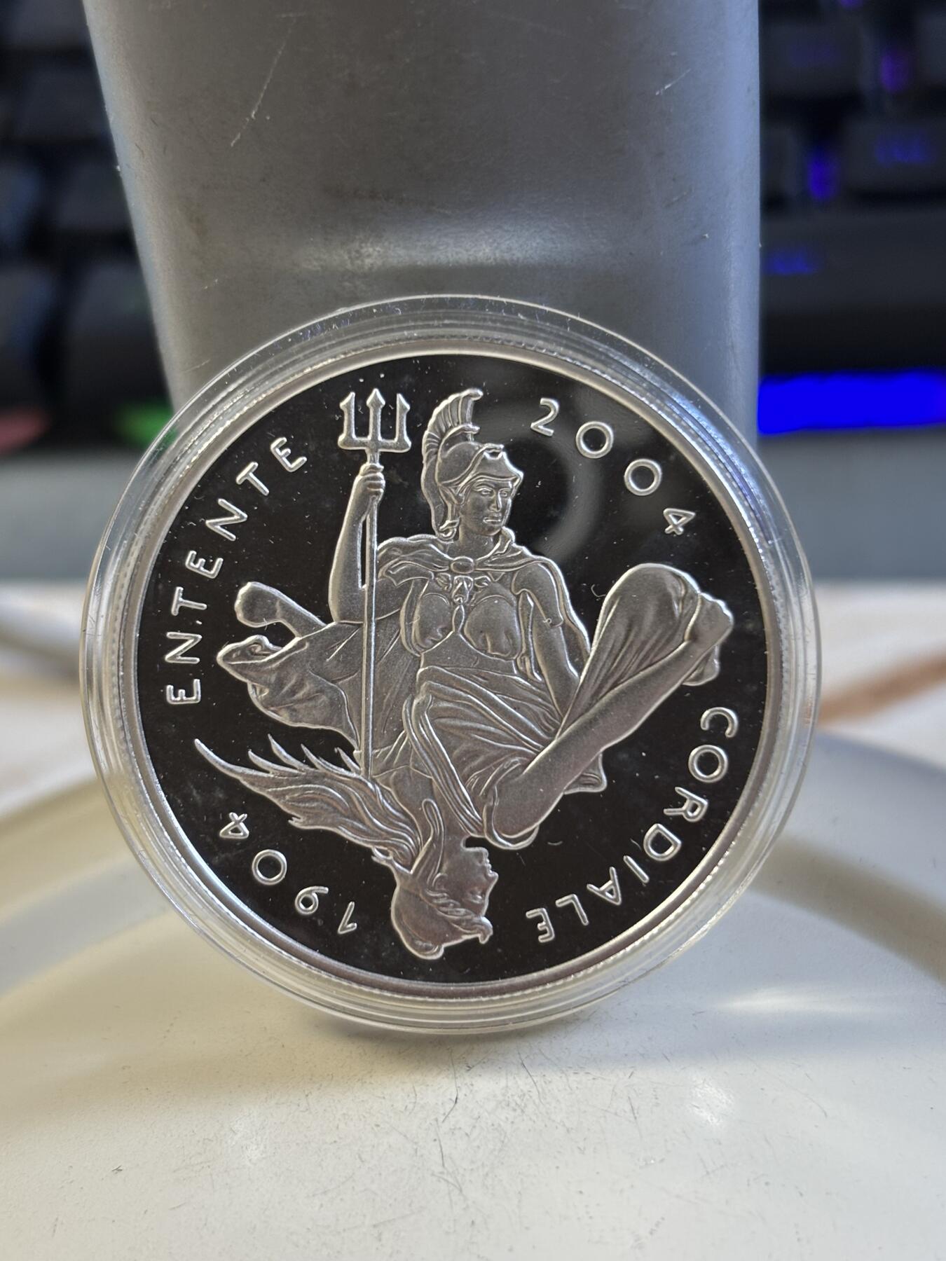 第193期拍卖 英国法国2004年英法友好协议100年纪念银币2枚套装，英国925银，28.28克，法国900银，22.2克