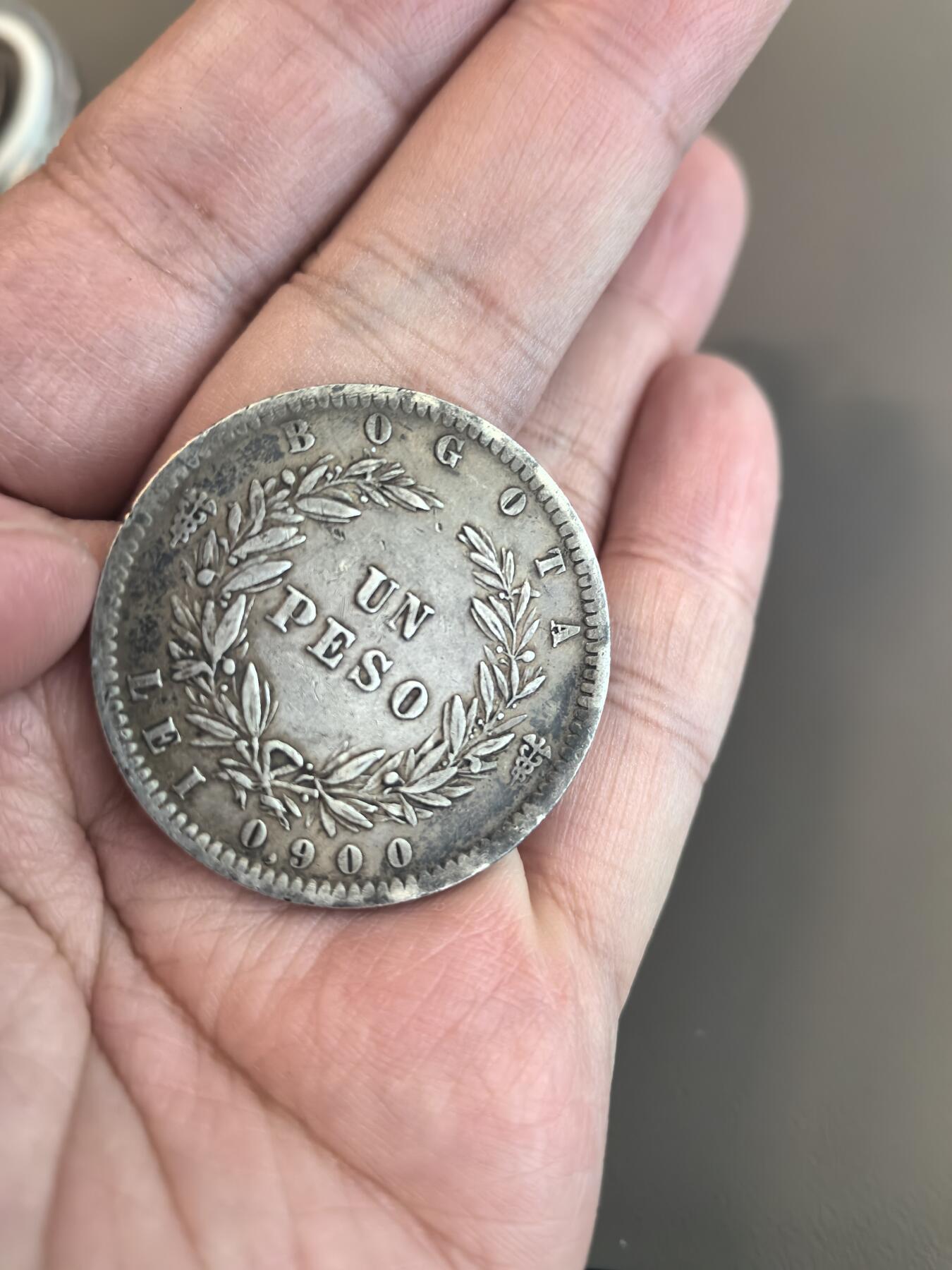 欧洲微章、铜章、银章和银币第三场 一枚新格拉纳达共和国（今哥伦比亚）1857年1比索银币，由波哥大造币厂铸造，属于1855-1858年发行的流通系列。 关键参数具体内容发行年份1857年面值1比索（Un Peso）材质含银量90%