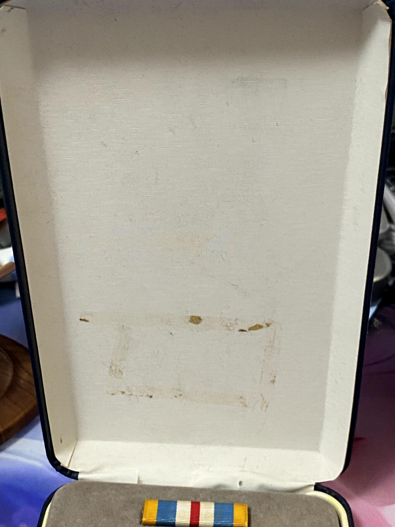 美德苏勋章奖章拍卖 本次各种都有 取消了保留价模式  德因原因只上2-3图 具体的想要的请联系我要完整图。都经过讨论未标明则全部是原品，保真 放心拍。3月4日晚上九点结束在麦稀奇 找不到的加我qq或者微信都是184277308备注苏章拍卖。 美国国防部优异服役勋章 配件齐全（Defense Superior Service Medal, DSSM）带原盒 非常稀有 为早期银质 