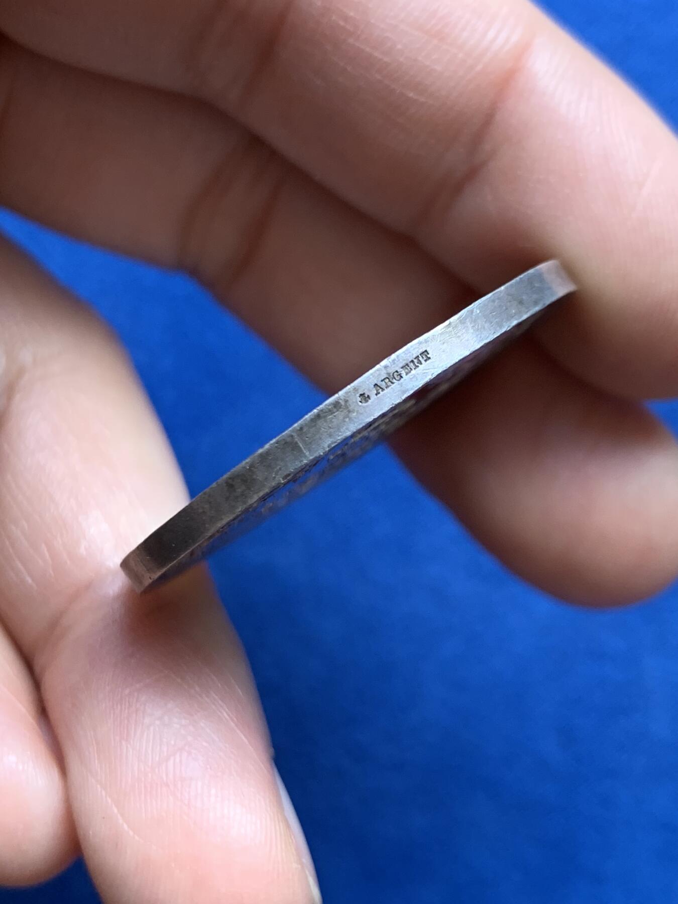 《竞宝斋》第468场 周日，周一 2场连拍 （全场包邮）欢迎送拍 法国塞纳火灾互助保险，浴火凤凰圆形少见款，直径：34.6mm，重：17.7g，蜜蜂银标边铭。