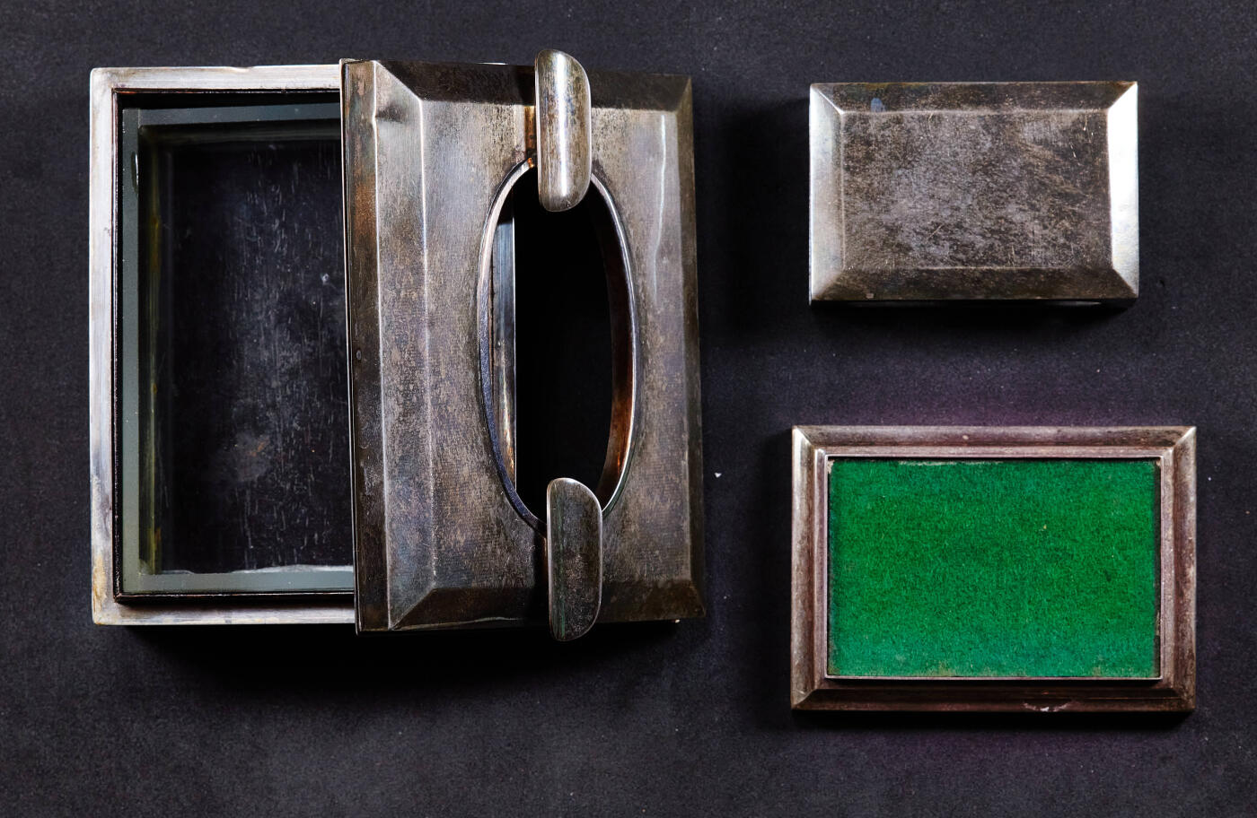 【俄甄集藏】2026年(049)03-18星期三 晚 19:30 全场包邮 日本大正时期奈良生駒製古董银质烟具一套，火柴壳长：57mm，宽：38mm，厚：20mm；烟灰缸长：97mm，宽：73mm，高：40mm；烟丝盒长：135mm，宽：98mm，高：40mm；置物盒长：72mm，宽：50mm，高：15mm，总重量：509.5克，925银