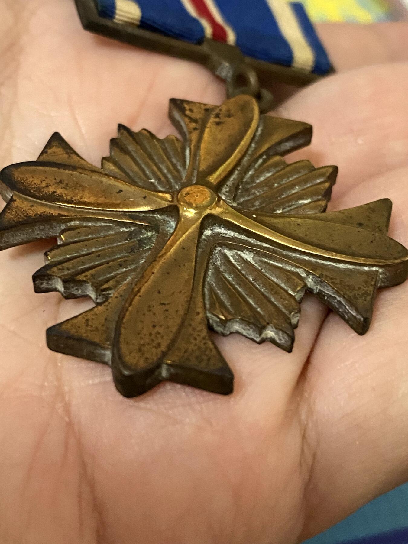 美德苏勋章奖章拍卖 本次各种都有 取消了保留价模式  德因原因只上2-3图 具体的想要的请联系我要完整图。都经过讨论未标明则全部是原品，保真 放心拍。3月4日晚上九点结束在麦稀奇 找不到的加我qq或者微信都是184277308备注苏章拍卖。 美国 飞行优异十字勋章 (Distinguished Flying Cross)带原盒 二战后期版本 也比稀有 品相很好