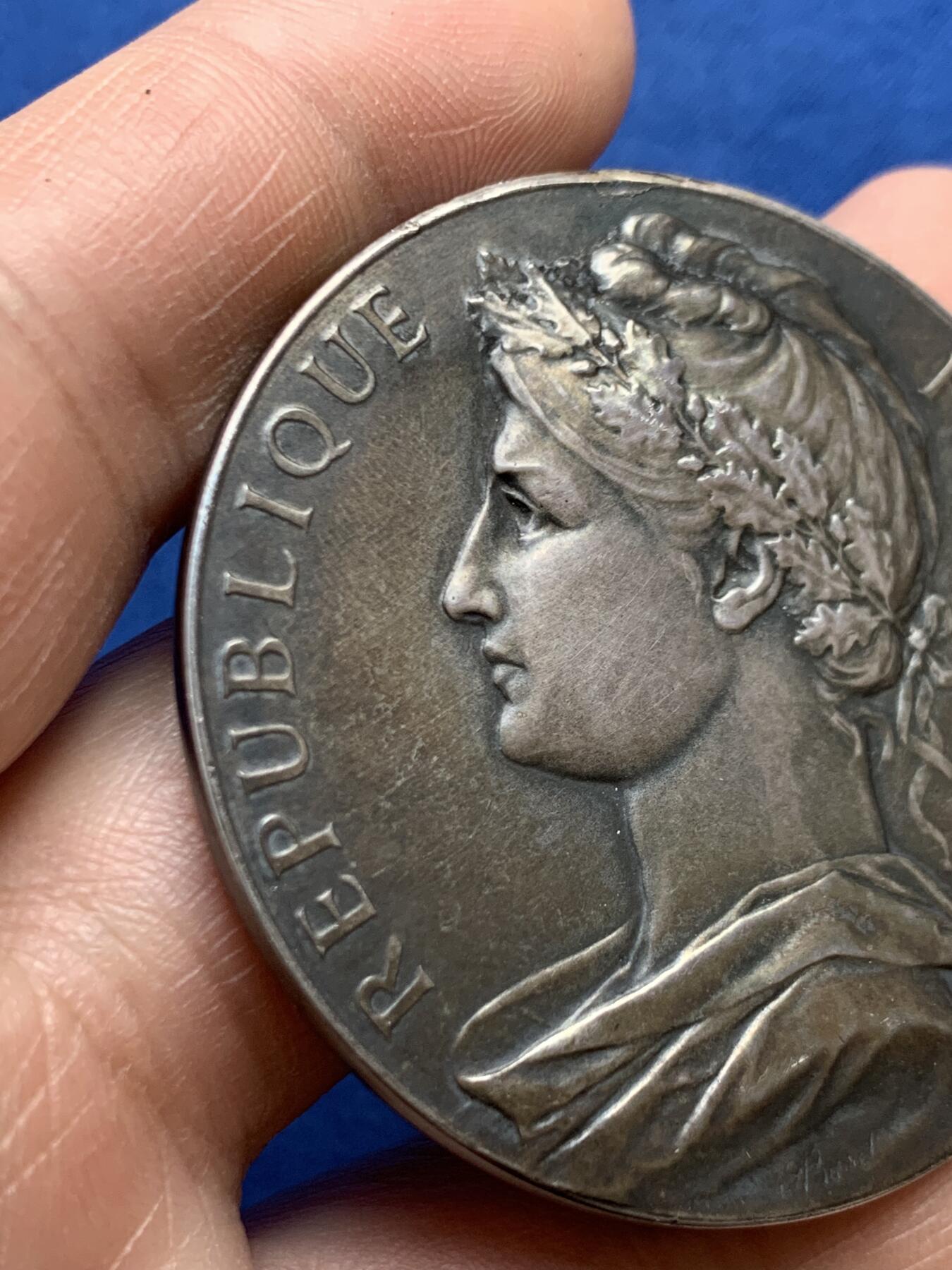 《竞宝斋》第468场 周日，周一 2场连拍 （全场包邮）欢迎送拍 1903年法国商业和工业部博雷尔大银章，少见品，带原盒，名家”Borrel“雕刻品相佳。正面雕刻花环玛丽安娜女神像，背面则是玛丽安娜女神为工人及商人授予桂冠。细节满满。铭文”工商联合会”，“艺术麦朵尔收录经典名章”，直径：50mm，重：60.5g，丰饶角银标