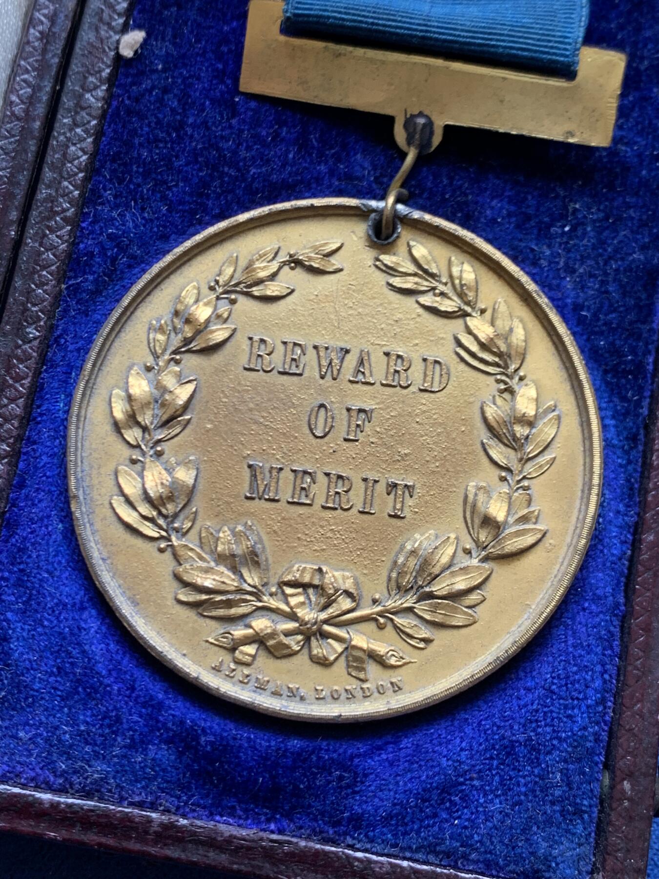 《竞宝斋》第468场 周日，周一 2场连拍 （全场包邮）欢迎送拍 英国19世纪行为良好白色金属镀金奖章，少见的行为良好镀金挂章，正面为丰饶角交叠于蜂房之下，品相好，带原盒，总重约36.1克。