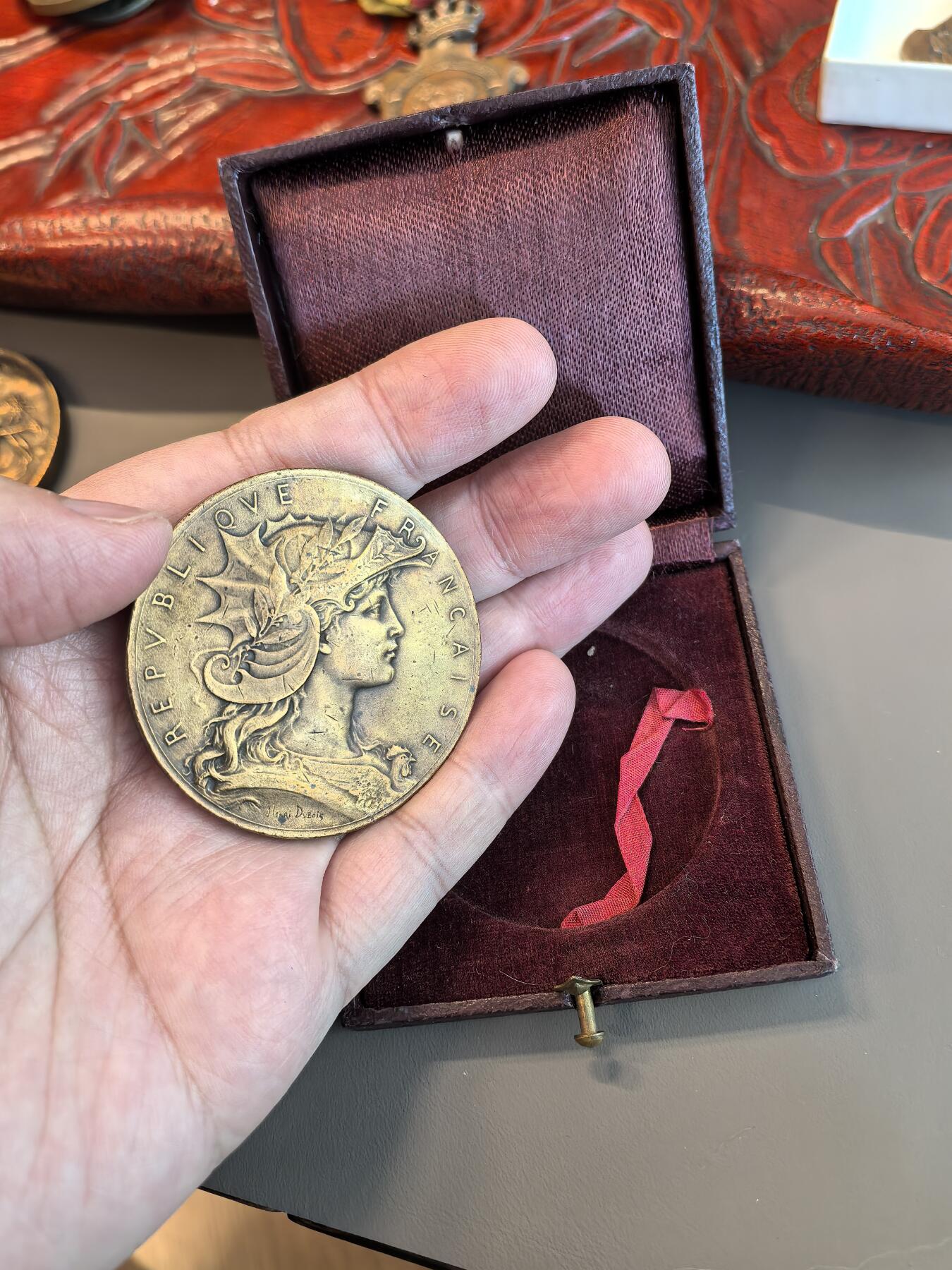 欧洲微章、铜章、银章和银币第三场 法国第三共和国时期的“战争部射击竞赛奖章”，由著名雕刻家亨利·杜布瓦（Henri Dubois）设计。 发行机构：法国战争部（Ministère de la Guerre） 雕刻师：亨利·阿尔弗雷德·奥古斯特·杜布瓦（Henri Alfred Auguste Dubois, 1859-1943），法国新艺术运动时期的重要章牌艺术家