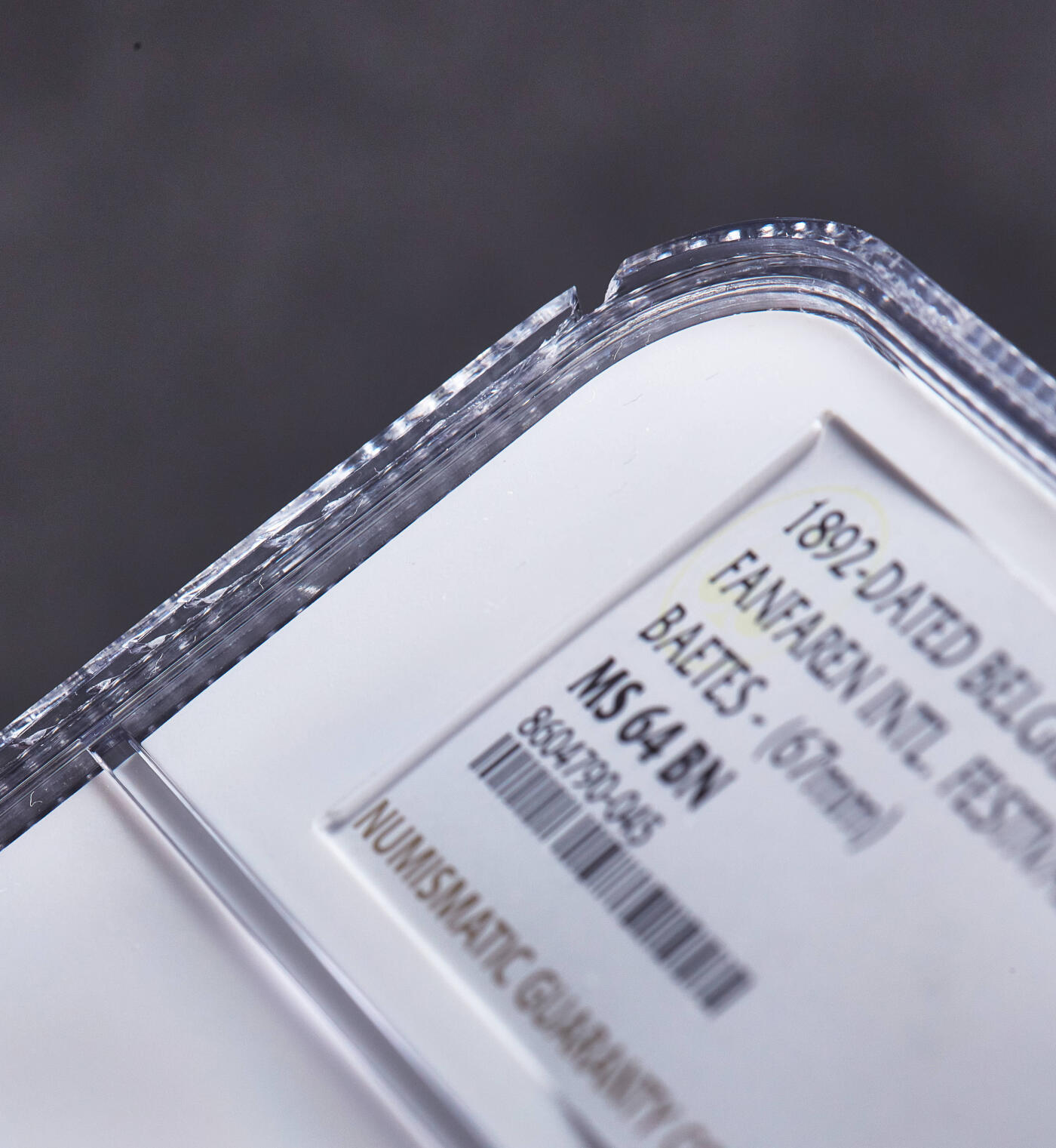 【俄甄集藏】2026年(049)03-18星期三 晚 19:30 全场包邮 比利时1892年纪念安特卫普音乐节庆典大铜章，NGC MS64，高浮雕，设计精美，巧克力包浆，雕刻名家贝特斯作品，顶级状态，直径67mm，背面为安特卫普市立剧院（1945年焚毁），盒体边缘有小磕损，野人盾徽里的名誉品种